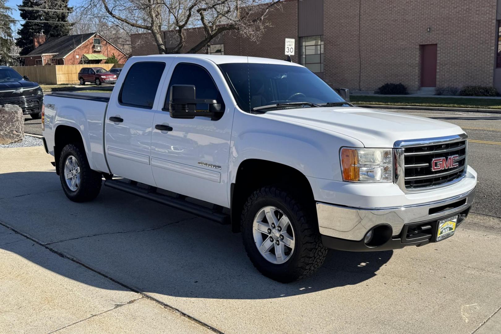 2011 Summit White /Black GMC Sierra 1500 Crew Cab SLE (3GTP2VE36BG) with an V8 5.3 Liter engine, Automatic transmission, located at 2304 W. Main St., Boise, ID, 83702, (208) 342-7777, 43.622105, -116.218658 - Seats Six! Very Clean! - Photo#2