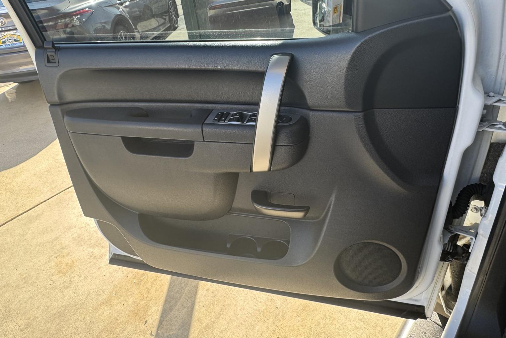 2011 Summit White /Black GMC Sierra 1500 Crew Cab SLE (3GTP2VE36BG) with an V8 5.3 Liter engine, Automatic transmission, located at 2304 W. Main St., Boise, ID, 83702, (208) 342-7777, 43.622105, -116.218658 - Seats Six! Very Clean! - Photo#4