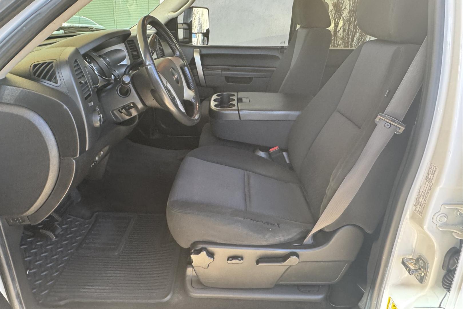 2011 Summit White /Black GMC Sierra 1500 Crew Cab SLE (3GTP2VE36BG) with an V8 5.3 Liter engine, Automatic transmission, located at 2304 W. Main St., Boise, ID, 83702, (208) 342-7777, 43.622105, -116.218658 - Seats Six! Very Clean! - Photo#6