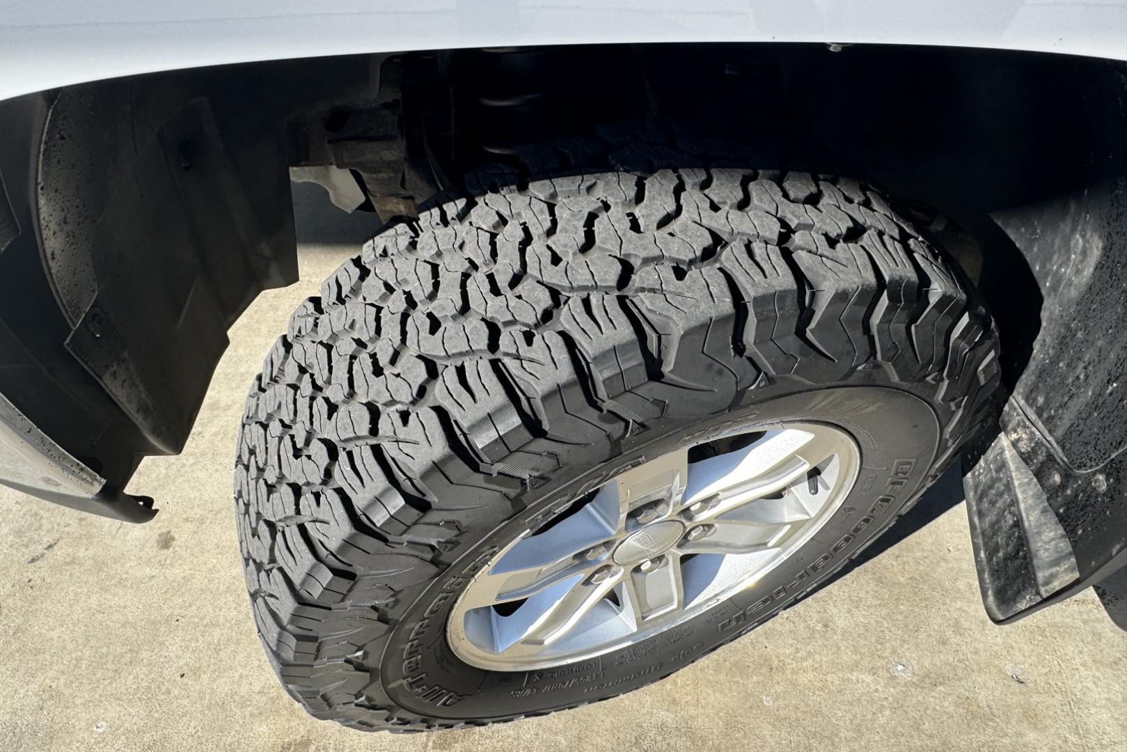 2011 Summit White /Black GMC Sierra 1500 Crew Cab SLE (3GTP2VE36BG) with an V8 5.3 Liter engine, Automatic transmission, located at 2304 W. Main St., Boise, ID, 83702, (208) 342-7777, 43.622105, -116.218658 - Seats Six! Very Clean! - Photo#11