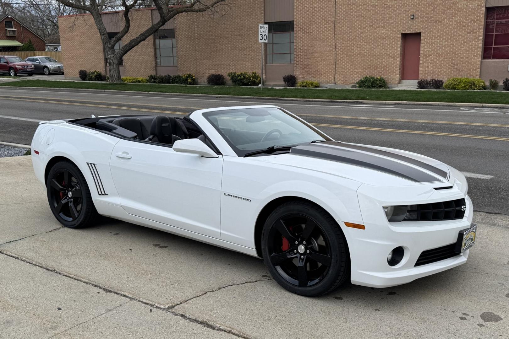 2013 Summit White /Black Chevrolet Camaro 2SS (2G1FK3DJ3D9) with an V8 6.2 Liter engine, Automatic 6 Speed transmission, located at 2304 W. Main St., Boise, ID, 83702, (208) 342-7777, 43.622105, -116.218658 - Gorgeous 2013 Chevrolet Camaro 2SS Convertible! - Photo#2
