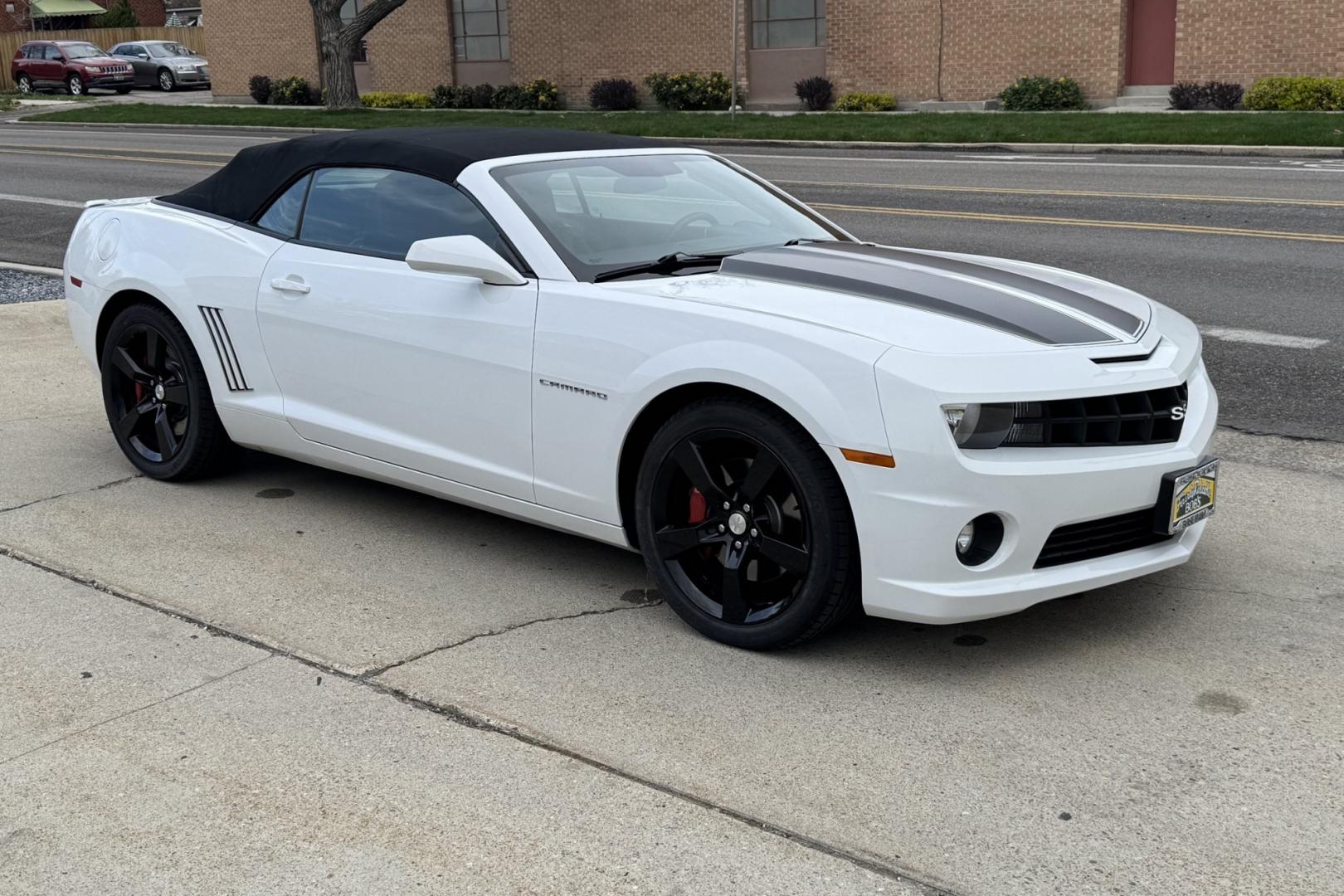 2013 Summit White /Black Chevrolet Camaro 2SS (2G1FK3DJ3D9) with an V8 6.2 Liter engine, Automatic 6 Speed transmission, located at 2304 W. Main St., Boise, ID, 83702, (208) 342-7777, 43.622105, -116.218658 - Gorgeous 2013 Chevrolet Camaro 2SS Convertible! - Photo#22