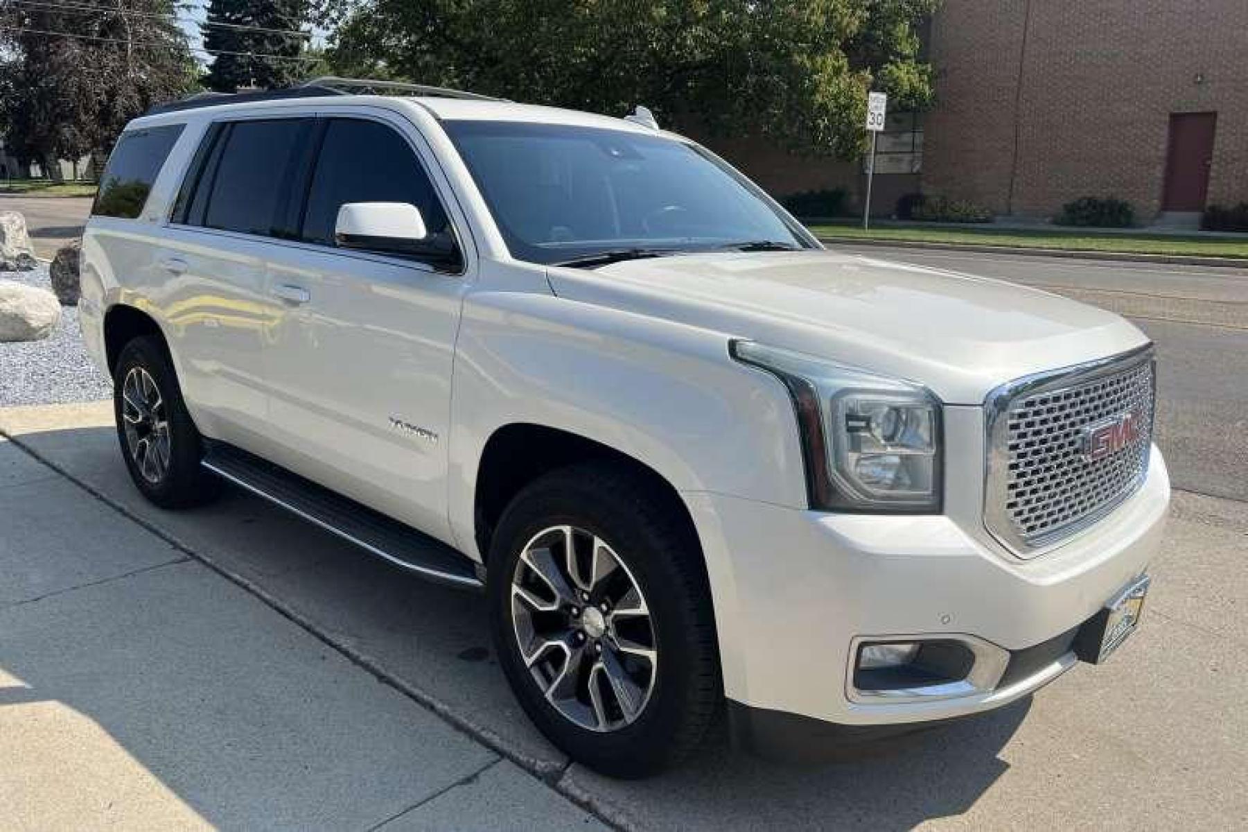 2015 Pearl White /Black GMC Yukon SLT (1GKS2BKC4FR) with an V8 5.3 Liter engine, Automatic transmission, located at 2304 W. Main St., Boise, ID, 83702, (208) 342-7777, 43.622105, -116.218658 - Financing Available O.A.C. - Photo #2