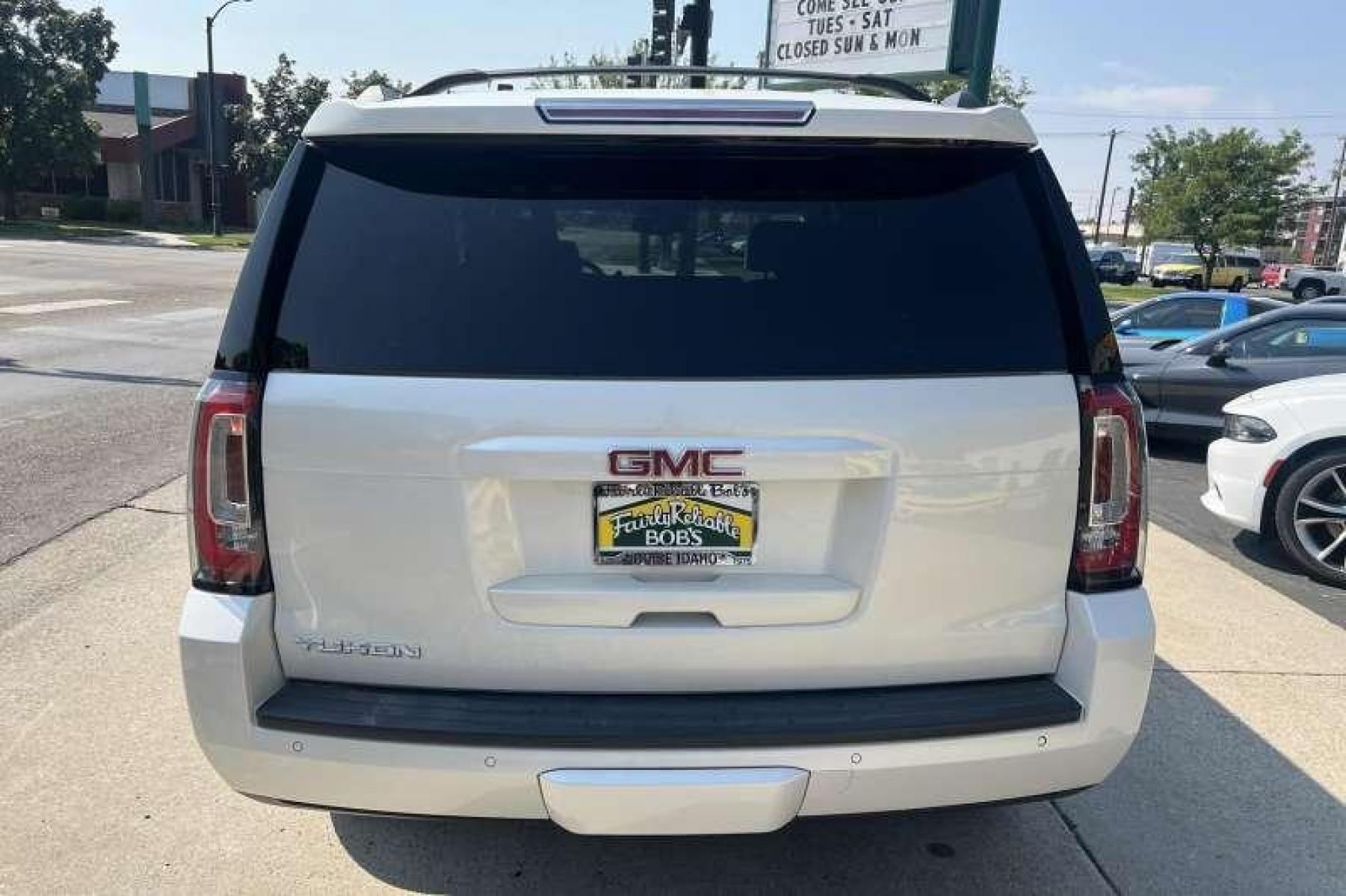 2015 Pearl White /Black GMC Yukon SLT (1GKS2BKC4FR) with an V8 5.3 Liter engine, Automatic transmission, located at 2304 W. Main St., Boise, ID, 83702, (208) 342-7777, 43.622105, -116.218658 - Financing Available O.A.C. - Photo #3