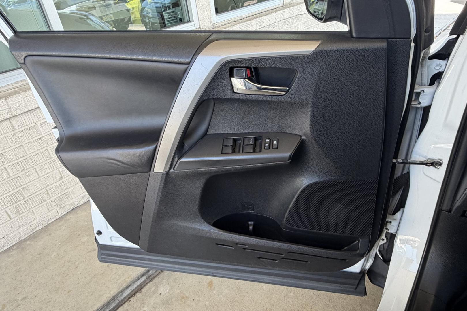 2016 Super White /Black Toyota RAV4 XLE (2T3RFREV3GW) with an 4 Cyl 2.5 Liter engine, Automatic transmission, located at 2304 W. Main St., Boise, ID, 83702, (208) 342-7777, 43.622105, -116.218658 - Sunroof! Clean And Ready To Go!- Photo#6