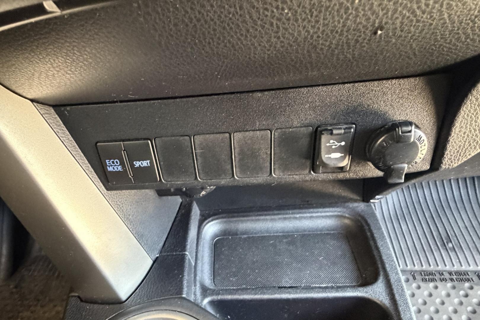 2016 Super White /Black Toyota RAV4 XLE (2T3RFREV3GW) with an 4 Cyl 2.5 Liter engine, Automatic transmission, located at 2304 W. Main St., Boise, ID, 83702, (208) 342-7777, 43.622105, -116.218658 - Sunroof! Clean And Ready To Go!- Photo#18