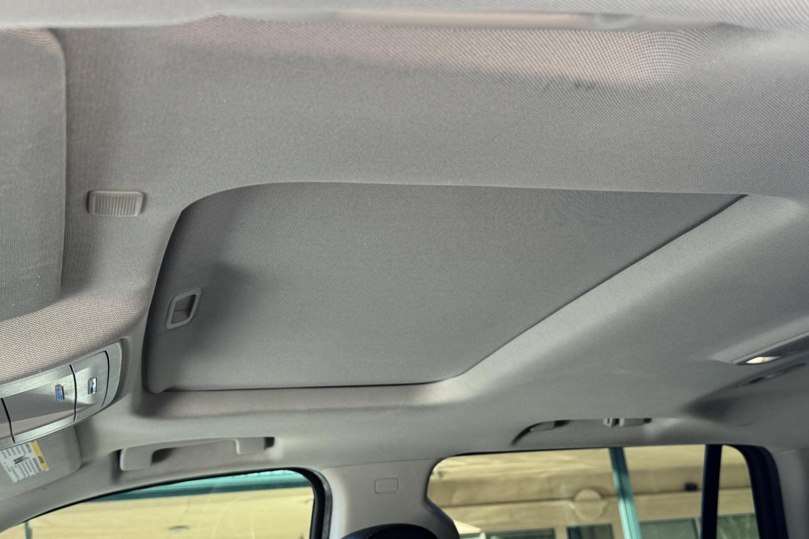 2019 Summit White /Black Chevrolet Tahoe LT (1GNSKBKC2KR) with an V8 5.3 Liter engine, Automatic 6 Speed transmission, located at 2304 W. Main St., Boise, ID, 83702, (208) 342-7777, 43.622105, -116.218658 - Third row seating! Clean SUV! - Photo#4