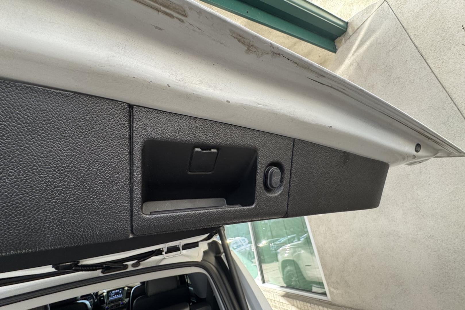 2019 Summit White /Black Chevrolet Tahoe LT (1GNSKBKC2KR) with an V8 5.3 Liter engine, Automatic 6 Speed transmission, located at 2304 W. Main St., Boise, ID, 83702, (208) 342-7777, 43.622105, -116.218658 - Third row seating! Clean SUV! - Photo#21