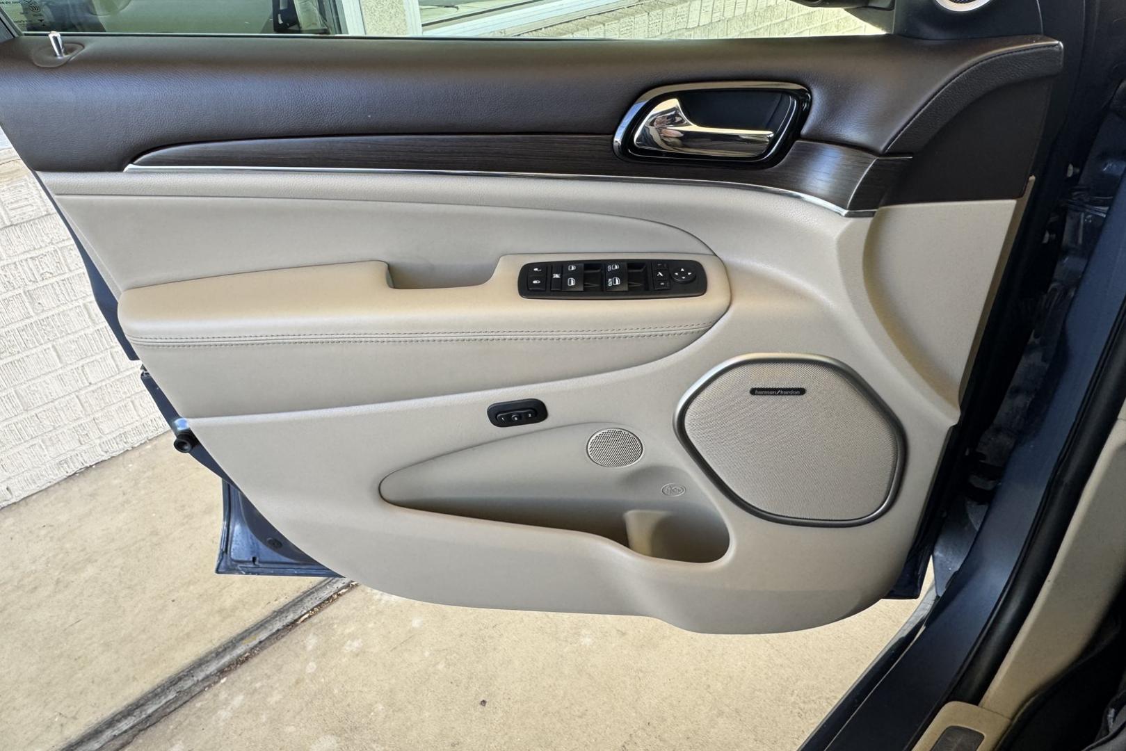 2020 Steel Blue /Tan Jeep Grand Cherokee Overland (1C4RJFCG4LC) with an V6 3.6 Liter engine, Automatic 8 Speed transmission, located at 2304 W. Main St., Boise, ID, 83702, (208) 342-7777, 43.622105, -116.218658 - Navigation and Sunroof! Highly Optioned Grand Cherokee! - Photo#7