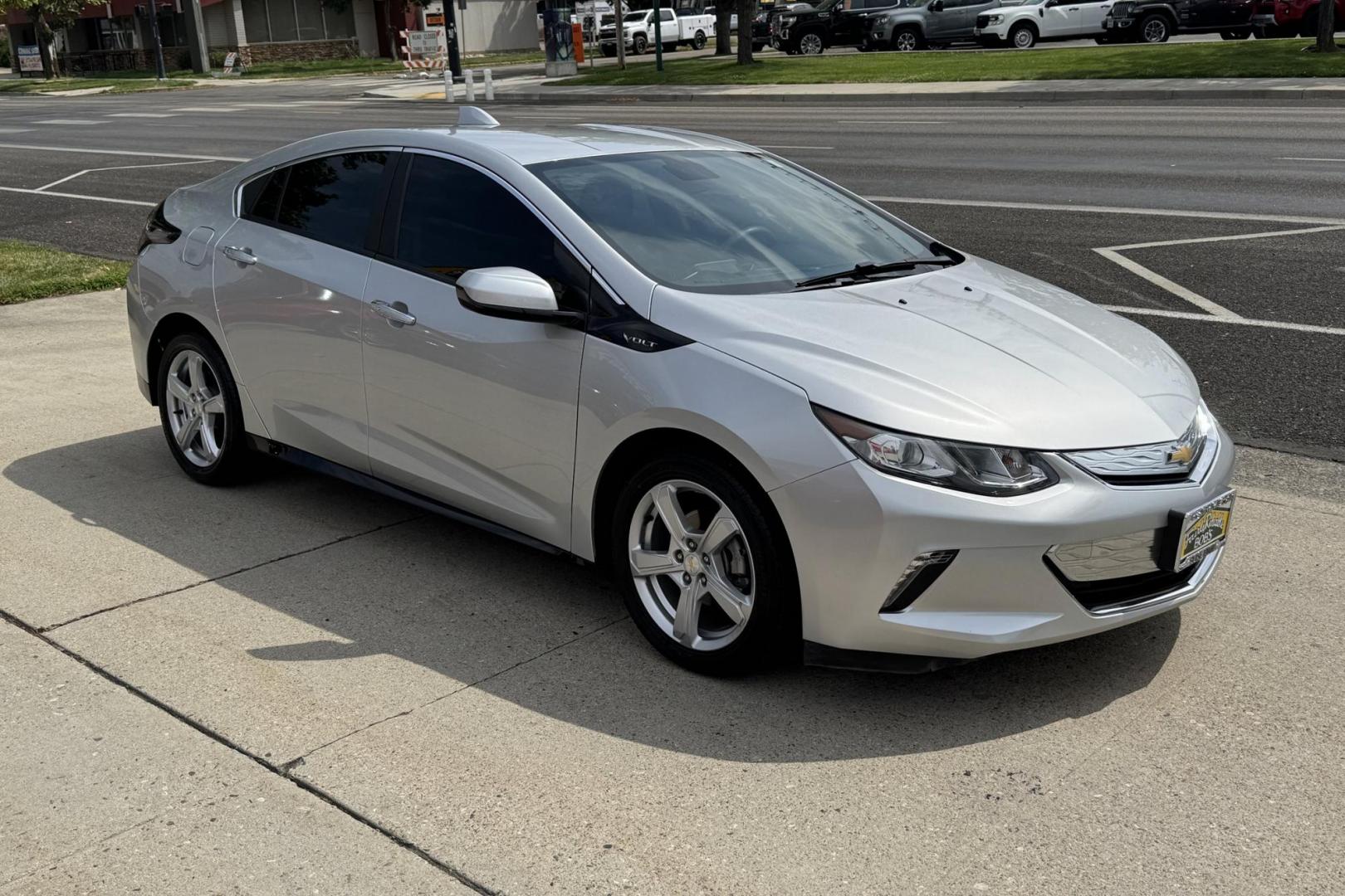 2018 Quicksilver Metallic /Black Chevrolet Volt LT (1G1RC6S56JU) with an RANGE EXTENDER, 1.5L VARIABLE VALVE TIMING, DI, DOHC 4-CYLINDER engine, Electric drive extended range, (149hp [111 kW] 294 transmission, located at 2304 W. Main St., Boise, ID, 83702, (208) 342-7777, 43.622105, -116.218658 - Great Combination Of Fuel Economy And Range! - Photo#2