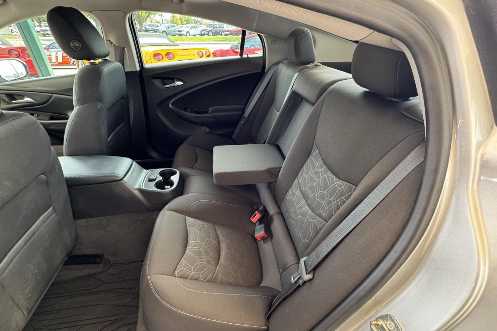 2018 Quicksilver Metallic /Black Chevrolet Volt LT (1G1RC6S56JU) with an RANGE EXTENDER, 1.5L VARIABLE VALVE TIMING, DI, DOHC 4-CYLINDER engine, Electric drive extended range, (149hp [111 kW] 294 transmission, located at 2304 W. Main St., Boise, ID, 83702, (208) 342-7777, 43.622105, -116.218658 - Great Combination Of Fuel Economy And Range! - Photo#12
