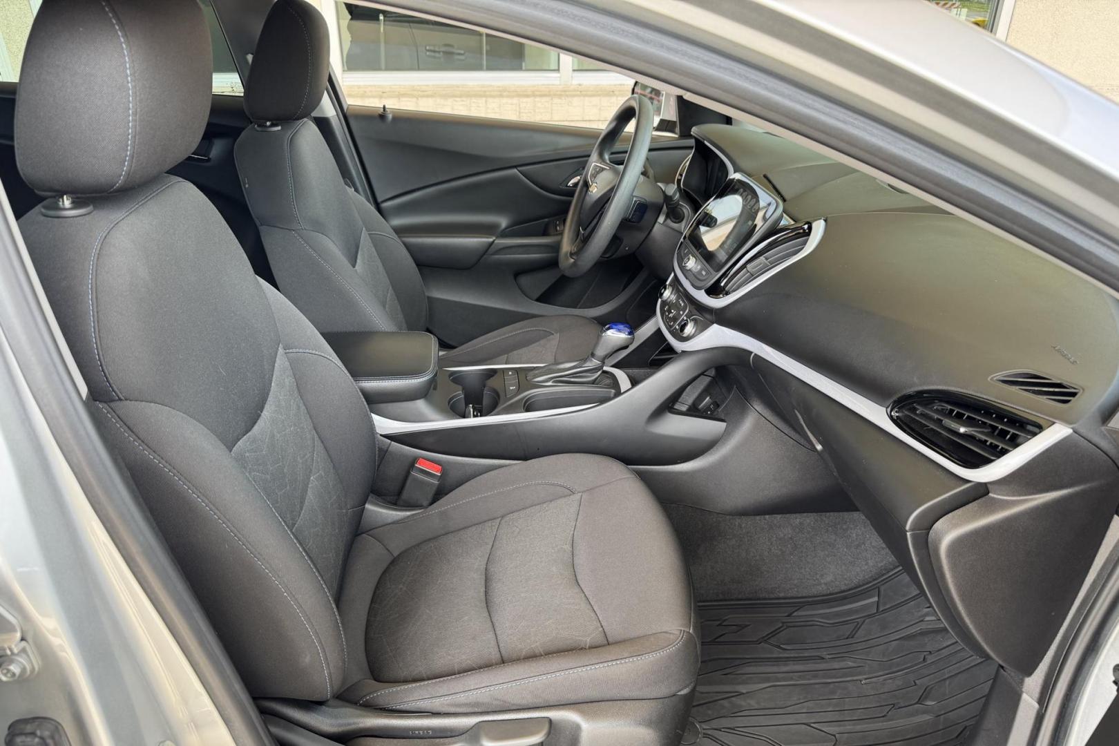 2018 Quicksilver Metallic /Black Chevrolet Volt LT (1G1RC6S56JU) with an RANGE EXTENDER, 1.5L VARIABLE VALVE TIMING, DI, DOHC 4-CYLINDER engine, Electric drive extended range, (149hp [111 kW] 294 transmission, located at 2304 W. Main St., Boise, ID, 83702, (208) 342-7777, 43.622105, -116.218658 - Great Combination Of Fuel Economy And Range! - Photo#16