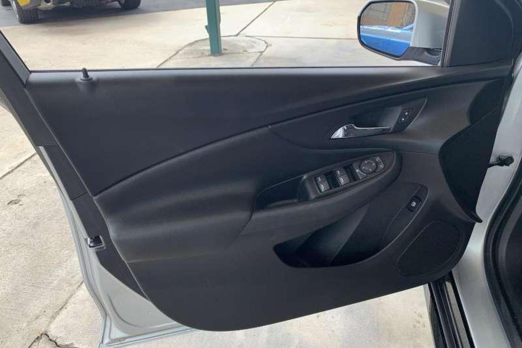2018 Silver Ice Metallic /Black Chevrolet Volt LT (1G1RC6S52JU) with an 4 Cyl 1.5 Liter Hybrid engine, Automatic transmission, located at 2304 W. Main St., Boise, ID, 83702, (208) 342-7777, 43.622105, -116.218658 - Photo #4