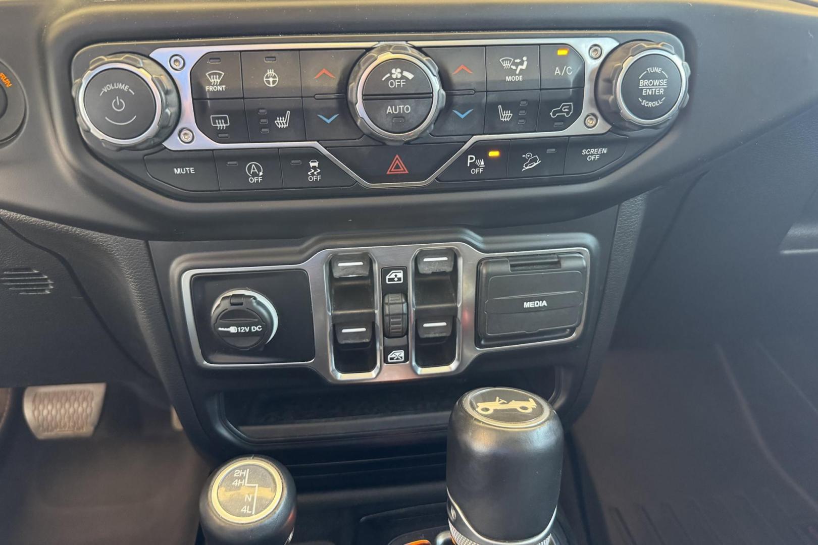 2019 Granite Crystal Metallic /Black Jeep Wrangler Unlimited Sahara (1C4HJXEN0KW) with an 4 Cyl 2.0 liter Turbo-Charged engine, Automatic transmission, located at 2304 W. Main St., Boise, ID, 83702, (208) 342-7777, 43.622105, -116.218658 - Ready For Adventure! - Photo#6
