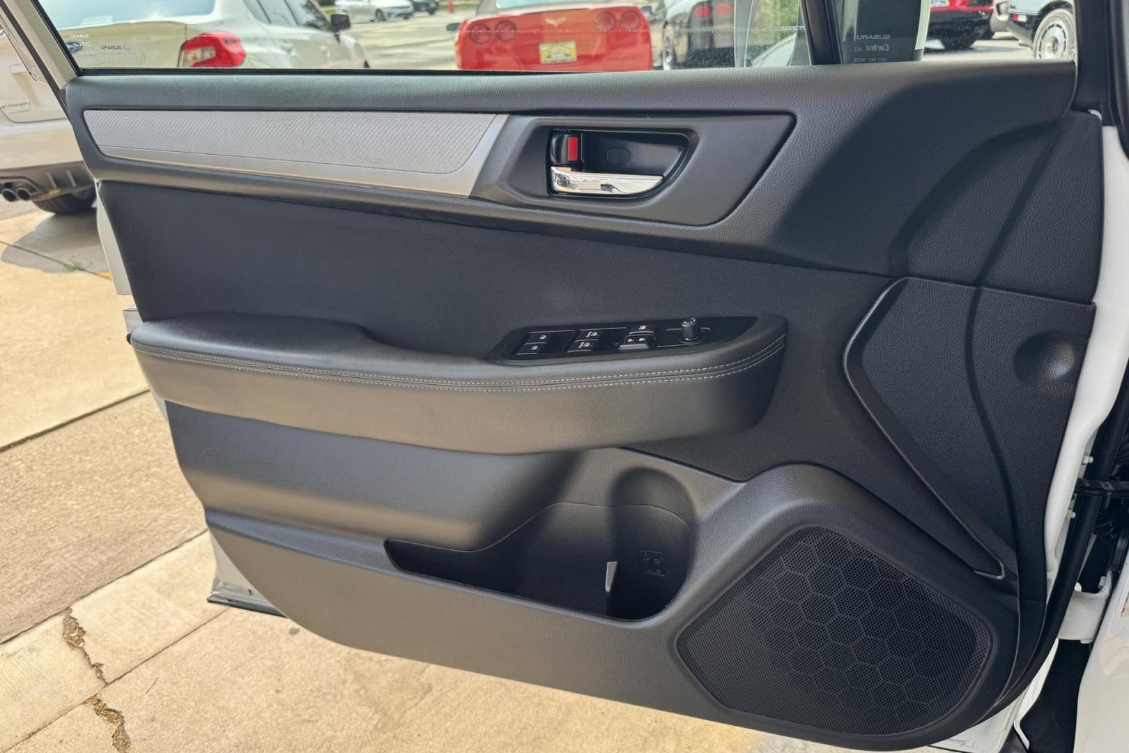 2019 White /Black Subaru Outback 2.5i Premium (4S4BSAFC1K3) with an H4 2.5 Liter engine, Automatic transmission, located at 2304 W. Main St., Boise, ID, 83702, (208) 342-7777, 43.622105, -116.218658 - Photo#7