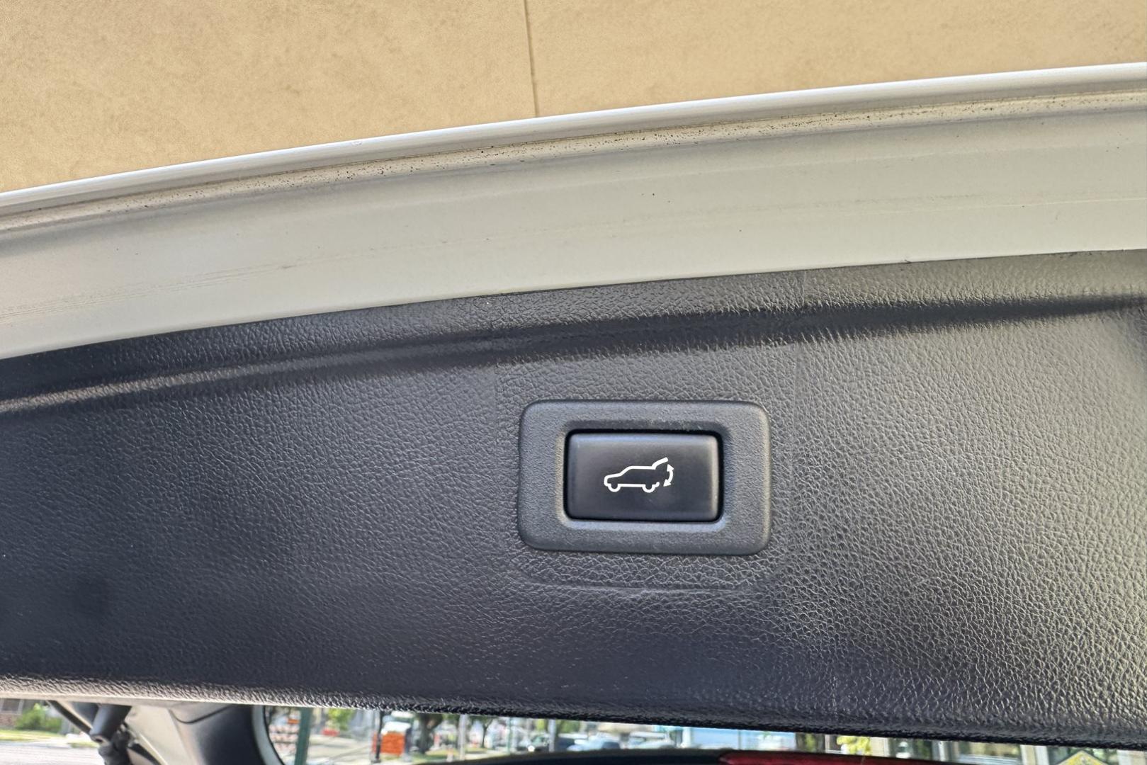 2019 White /Black Subaru Outback 2.5i Premium (4S4BSAFC1K3) with an H4 2.5 Liter engine, Automatic transmission, located at 2304 W. Main St., Boise, ID, 83702, (208) 342-7777, 43.622105, -116.218658 - Photo#18