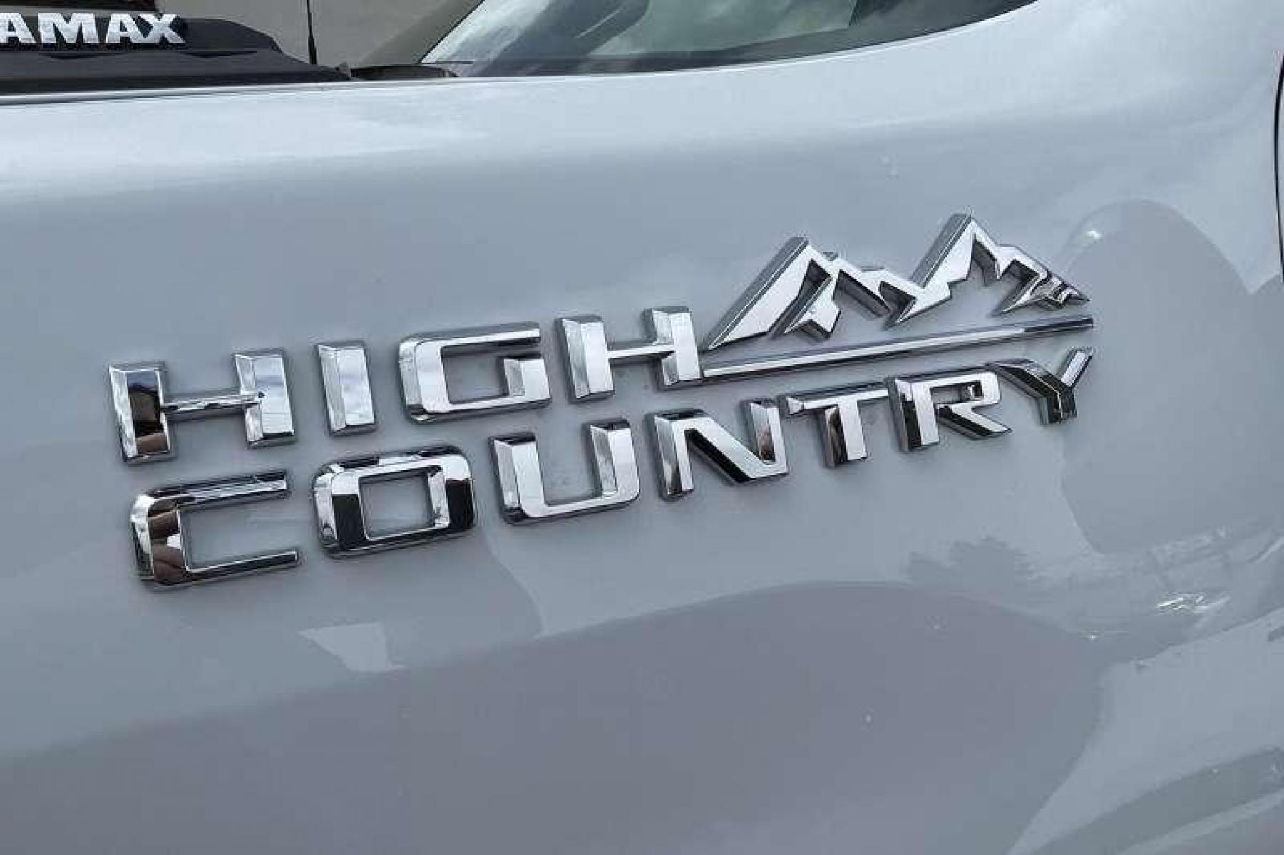 2022 Summit White /Jet Black/Umber Chevrolet Silverado 3500HD Crew Cab High Country (1GC4YVEY2NF) with an V8 6.6 Liter Turbo Diesel engine, Automatic transmission, located at 2304 W. Main St., Boise, ID, 83702, (208) 342-7777, 43.622105, -116.218658 - Financing Available O.A.C. - Photo #12