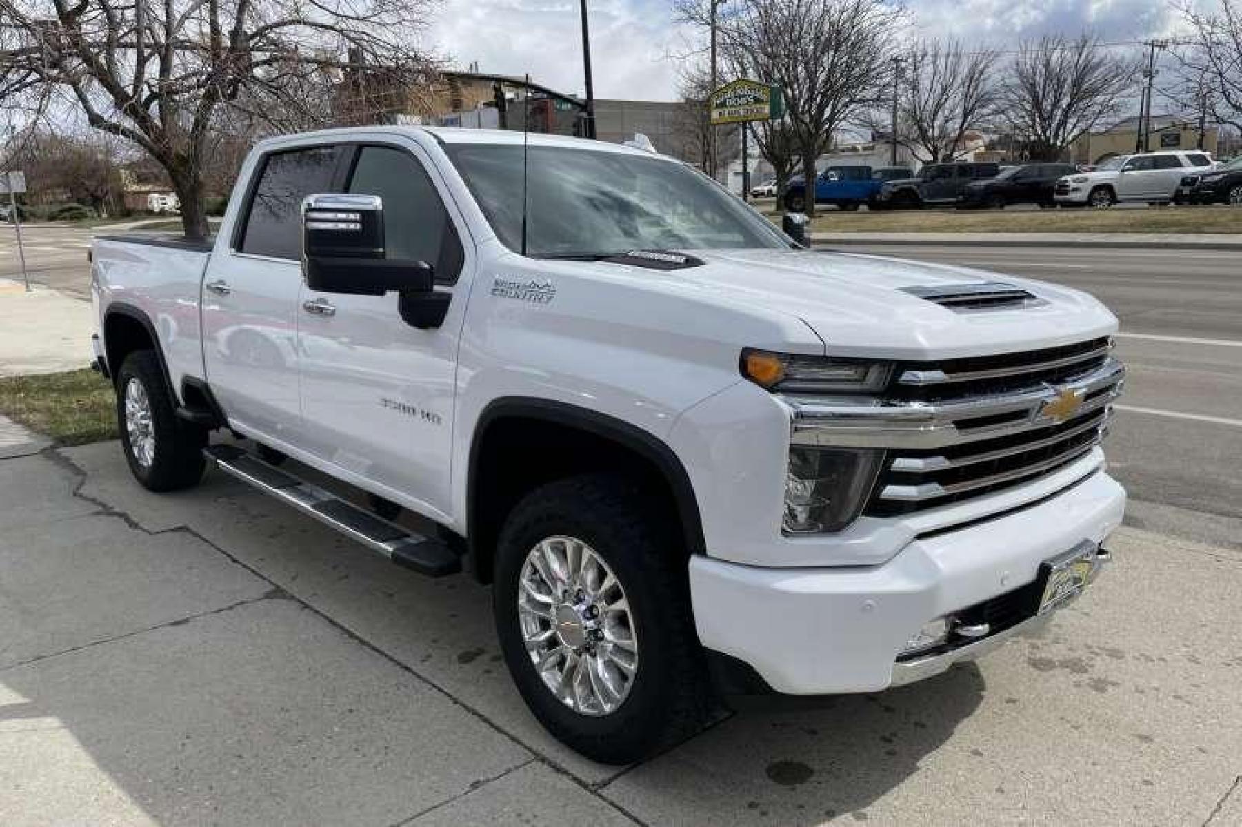 2022 Summit White /Jet Black/Umber Chevrolet Silverado 3500HD Crew Cab High Country (1GC4YVEY2NF) with an V8 6.6 Liter Turbo Diesel engine, Automatic transmission, located at 2304 W. Main St., Boise, ID, 83702, (208) 342-7777, 43.622105, -116.218658 - Financing Available O.A.C. - Photo #2