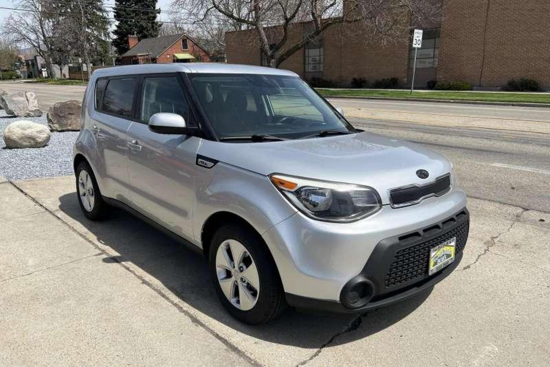 2016 Bright Silver /Black Kia Soul (KNDJN2A23G7) with an 4 Cyl 1.6 Liter engine, Manual transmission, located at 2304 W. Main St., Boise, ID, 83702, (208) 342-7777, 43.622105, -116.218658 - Financing Available O.A.C. Manual Transmission! - Photo #2