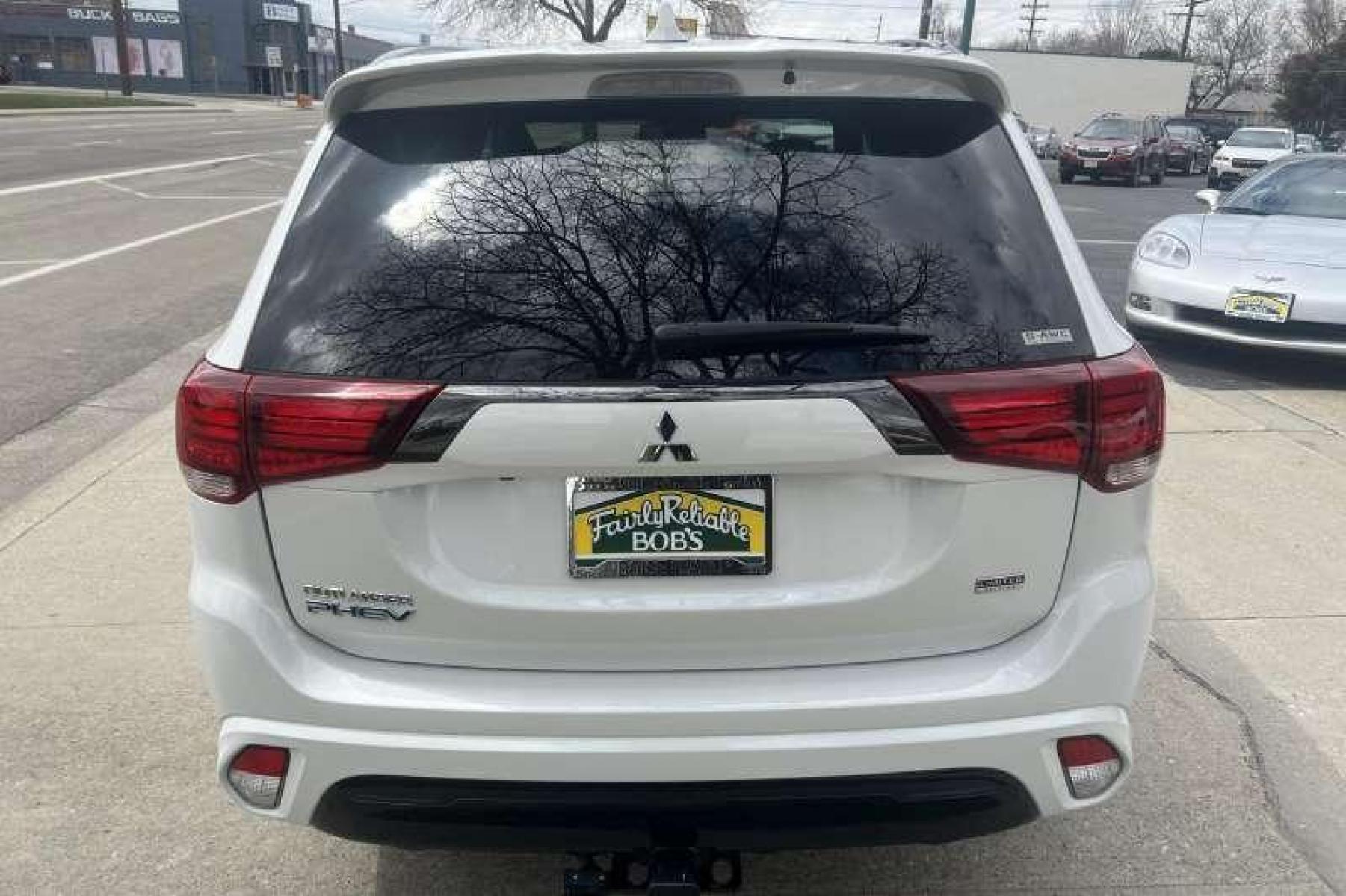 2021 White Diamond Pearl /Black Mitsubishi Outlander PHEV LE (JA4J2VA76MZ) with an 4 Cyl 2.4 Liter Hybrid engine, Automatic transmission, located at 2304 W. Main St., Boise, ID, 83702, (208) 342-7777, 43.622105, -116.218658 - Financing Available O.A.C. - Photo #3
