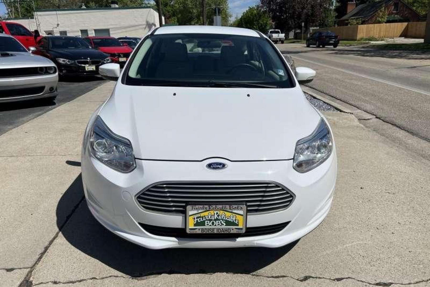 2014 Oxford White /Tan Ford Focus Electric (1FADP3R48EL) with an EV engine, Automatic transmission, located at 2304 W. Main St., Boise, ID, 83702, (208) 342-7777, 43.622105, -116.218658 - All electric! Financing Available O.A.C. - Photo #1