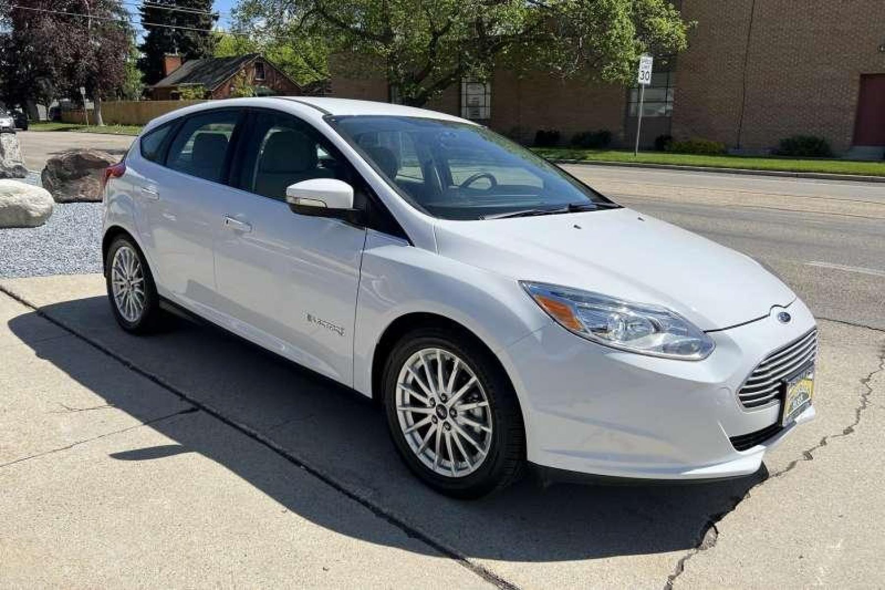 2014 Oxford White /Tan Ford Focus Electric (1FADP3R48EL) with an EV engine, Automatic transmission, located at 2304 W. Main St., Boise, ID, 83702, (208) 342-7777, 43.622105, -116.218658 - All electric! Financing Available O.A.C. - Photo #2