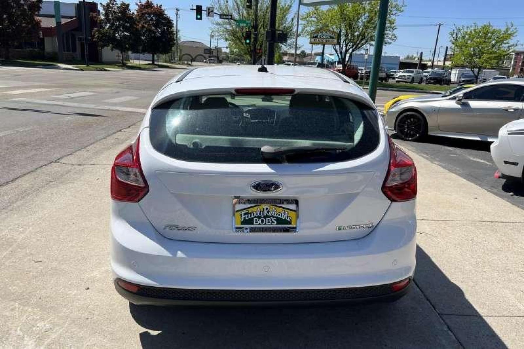 2014 Oxford White /Tan Ford Focus Electric (1FADP3R48EL) with an EV engine, Automatic transmission, located at 2304 W. Main St., Boise, ID, 83702, (208) 342-7777, 43.622105, -116.218658 - All electric! Financing Available O.A.C. - Photo #3