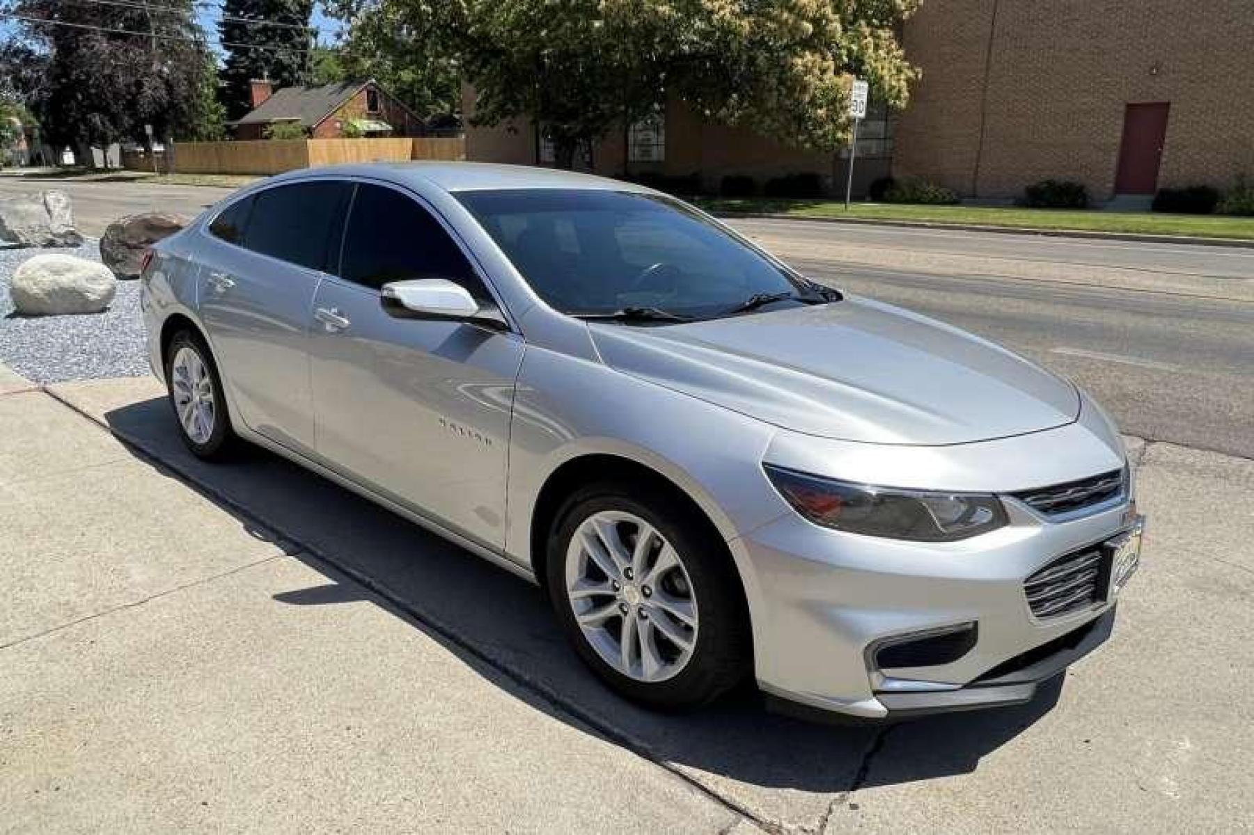 2016 Silver Metallic /Black Chevrolet Malibu LT (1G1ZE5ST4GF) with an 1.5L i4 Turbo engine, Automatic transmission, located at 2304 W. Main St., Boise, ID, 83702, (208) 342-7777, 43.622105, -116.218658 - Financing Available O.A.C. - Photo #2