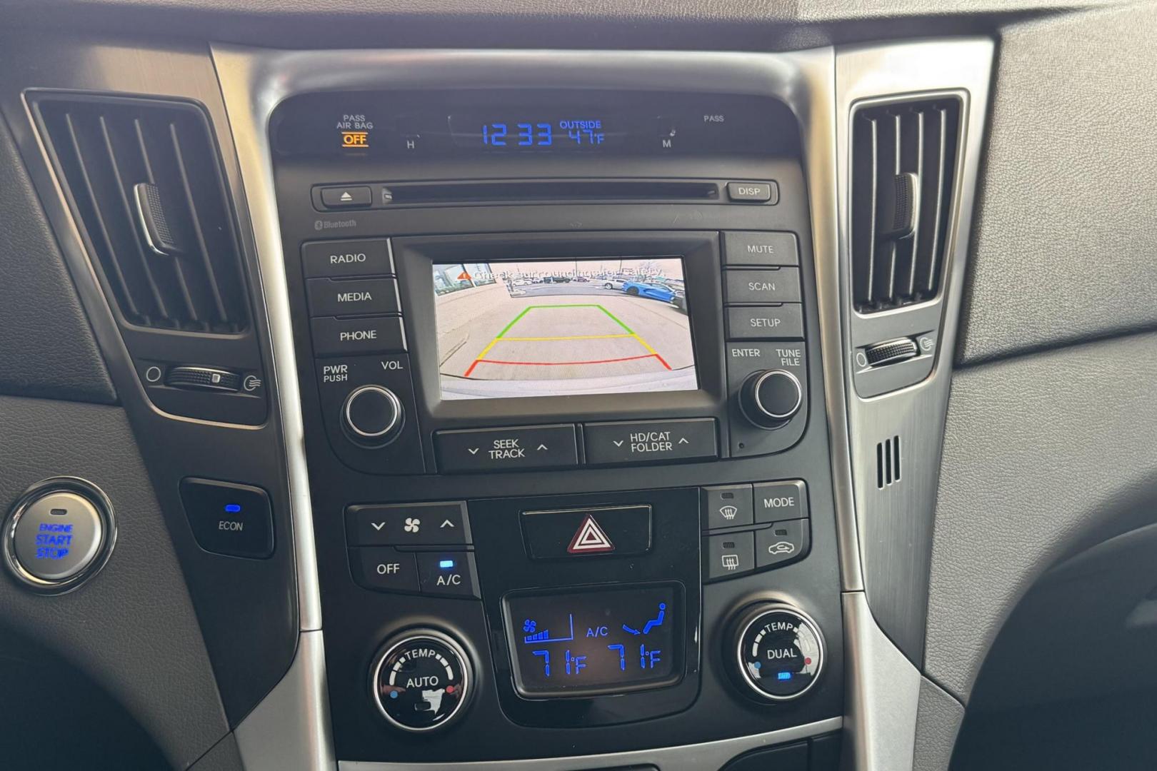 2015 Starlight Silver /Gray Hyundai Sonata Hybrid (KMHEC4A46FA) with an 4 Cyl 2.4 Liter Hybrid engine, Automatic transmission, located at 2304 W. Main St., Boise, ID, 83702, (208) 342-7777, 43.622105, -116.218658 - Photo#4