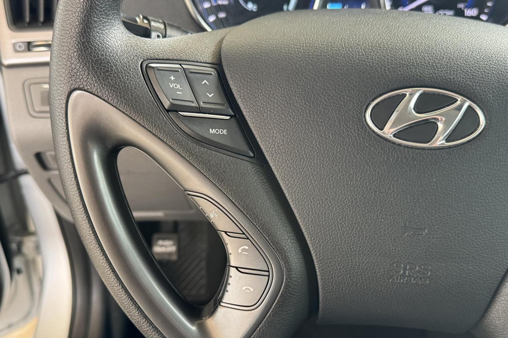 2015 Starlight Silver /Gray Hyundai Sonata Hybrid (KMHEC4A46FA) with an 4 Cyl 2.4 Liter Hybrid engine, Automatic transmission, located at 2304 W. Main St., Boise, ID, 83702, (208) 342-7777, 43.622105, -116.218658 - Photo#5