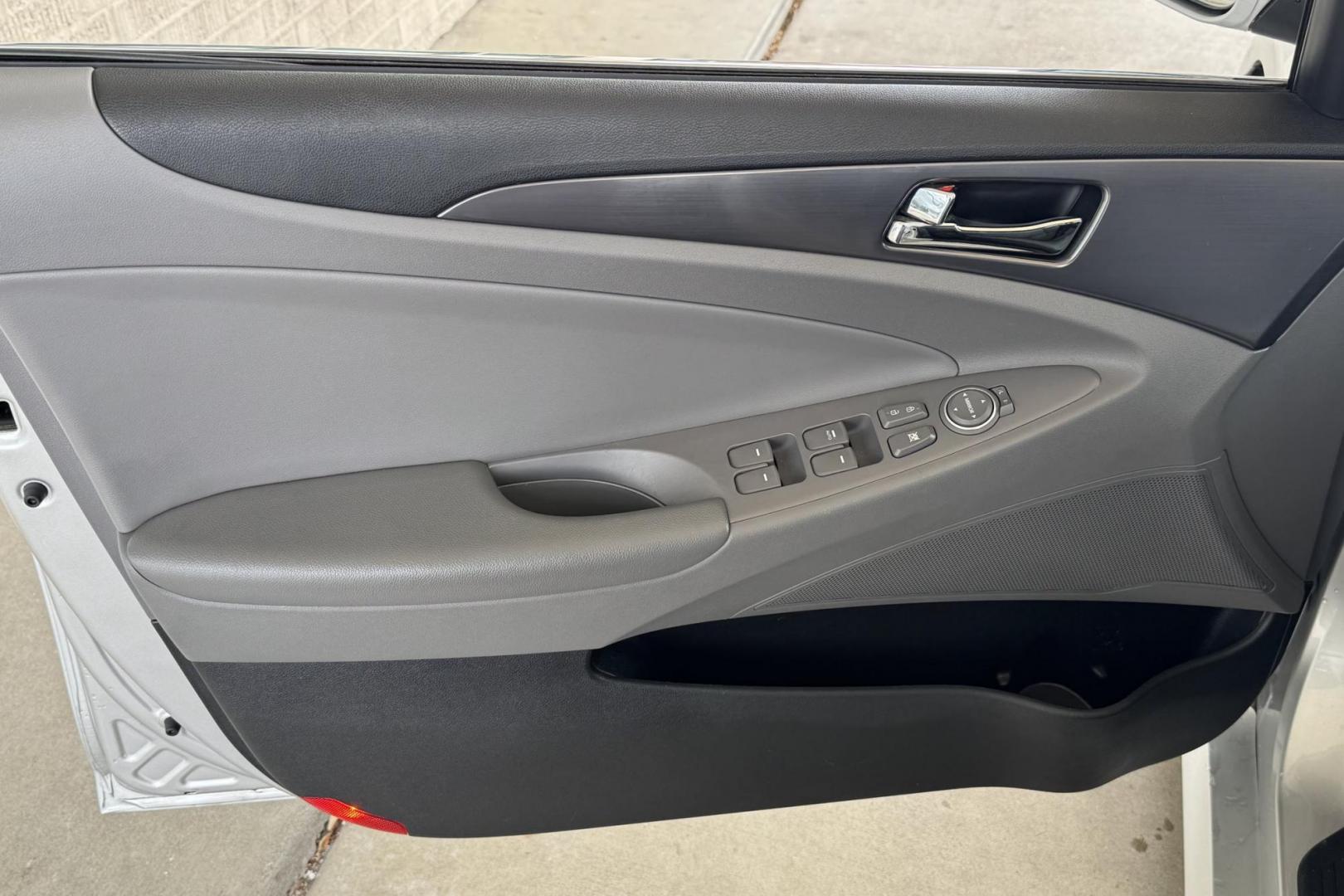 2015 Starlight Silver /Gray Hyundai Sonata Hybrid (KMHEC4A46FA) with an 4 Cyl 2.4 Liter Hybrid engine, Automatic transmission, located at 2304 W. Main St., Boise, ID, 83702, (208) 342-7777, 43.622105, -116.218658 - Photo#7