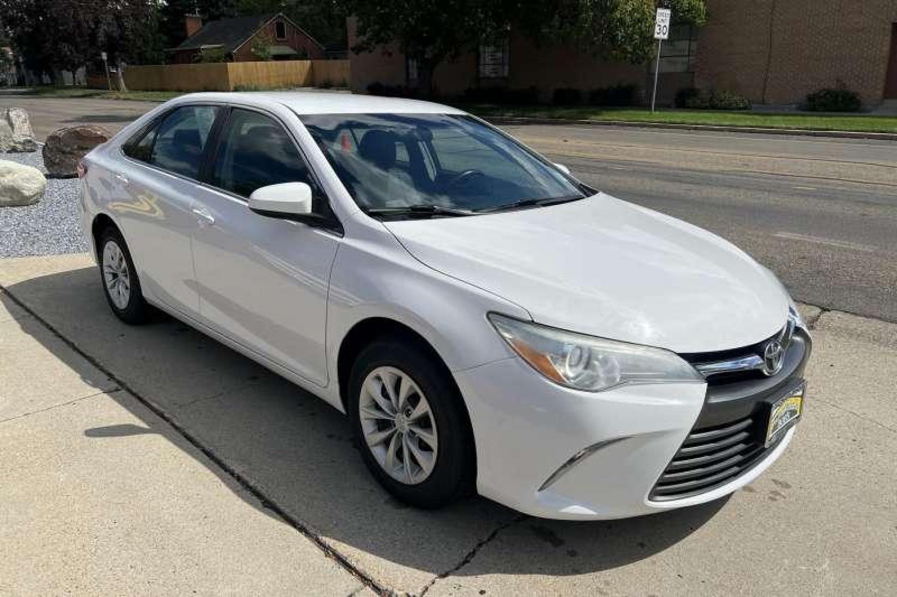 2015 Super White /Gray Toyota Camry LE (4T1BF1FK5FU) with an 2.5L i4 engine, Automatic transmission, located at 2304 W. Main St., Boise, ID, 83702, (208) 342-7777, 43.622105, -116.218658 - New Tires! Good To Go! - Photo #2