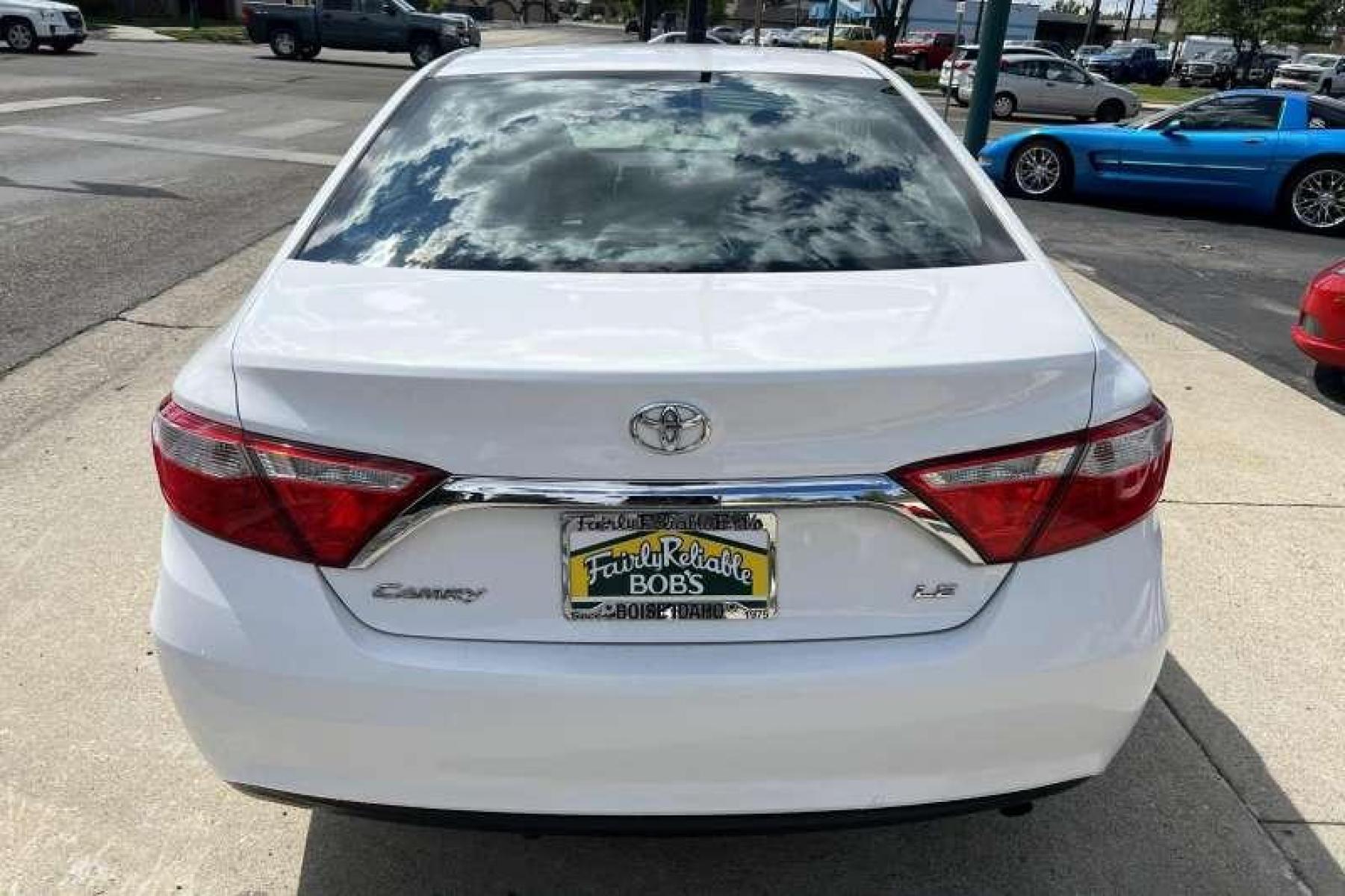 2015 Super White /Gray Toyota Camry LE (4T1BF1FK5FU) with an 2.5L i4 engine, Automatic transmission, located at 2304 W. Main St., Boise, ID, 83702, (208) 342-7777, 43.622105, -116.218658 - Photo #3