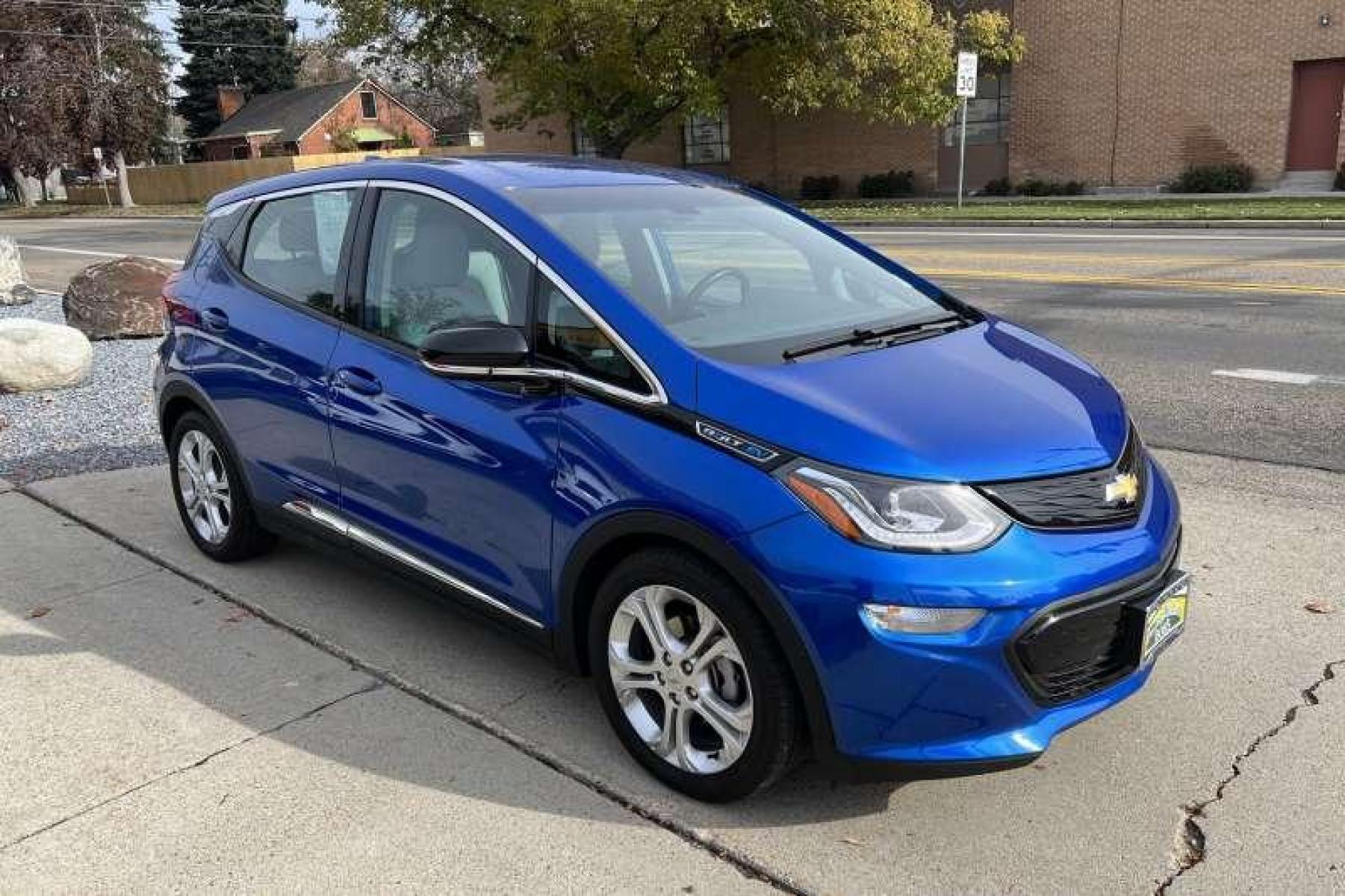 2020 Kinetic Blue Metallic /Dark Galvanized/Sky Cool Gray Chevrolet Bolt LT (1G1FY6S06L4) with an EV engine, Automatic transmission, located at 2304 W. Main St., Boise, ID, 83702, (208) 342-7777, 43.622105, -116.218658 - Financing Available O.A.C. - Photo #2