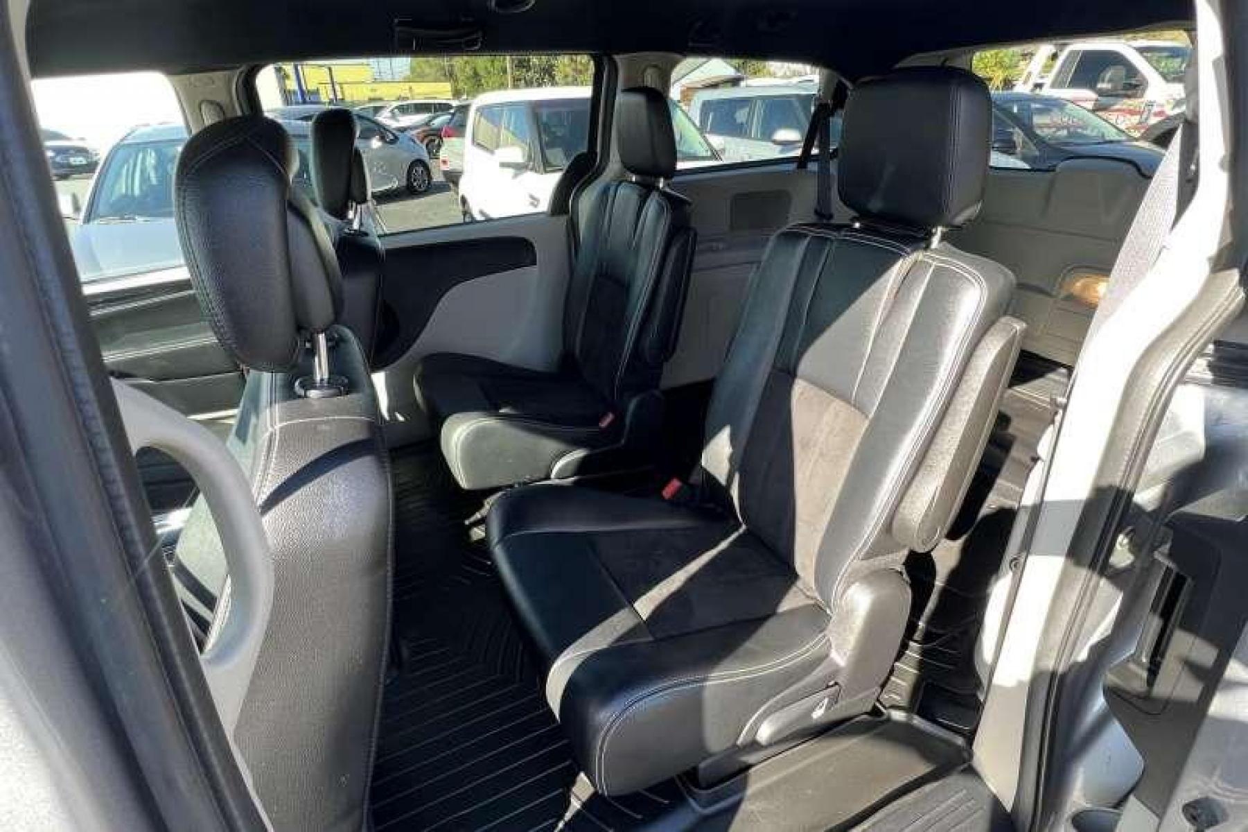 2019 Billet Silver /Black Dodge Grand Caravan SXT (2C4RDGCG6KR) with an V6 3.6 Liter engine, Automatic transmission, located at 2304 W. Main St., Boise, ID, 83702, (208) 342-7777, 43.622105, -116.218658 - New Tires! Very Clean! - Photo #6