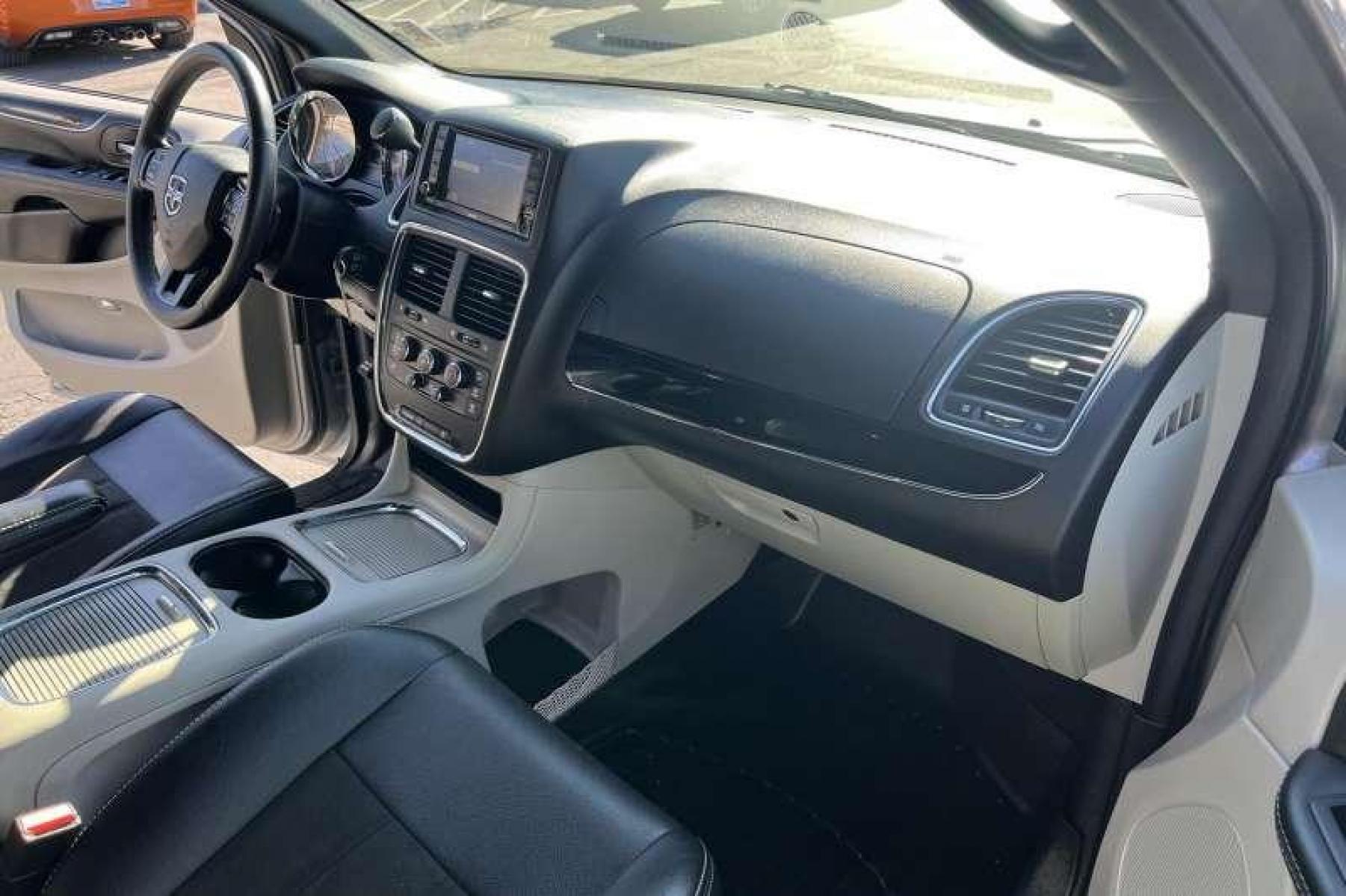2019 Billet Silver /Black Dodge Grand Caravan SXT (2C4RDGCG6KR) with an V6 3.6 Liter engine, Automatic transmission, located at 2304 W. Main St., Boise, ID, 83702, (208) 342-7777, 43.622105, -116.218658 - New Tires! Very Clean! - Photo #8