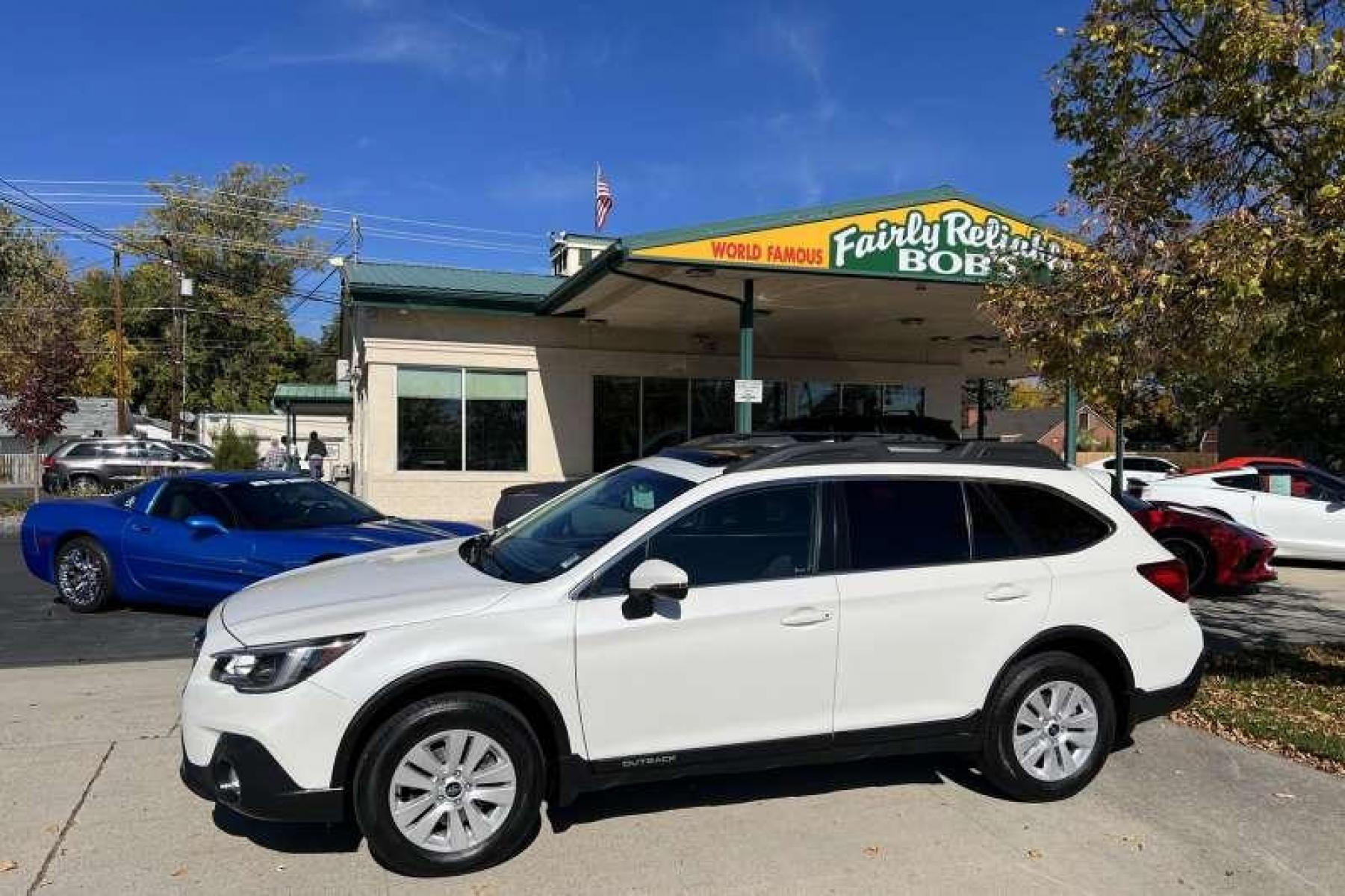 2018 White /Black Subaru Outback 2.5i Premium (4S4BSAHC2J3) with an H4 2.5 Liter engine, Automatic transmission, located at 2304 W. Main St., Boise, ID, 83702, (208) 342-7777, 43.622105, -116.218658 - Financing Available O.A.C. - Photo #0