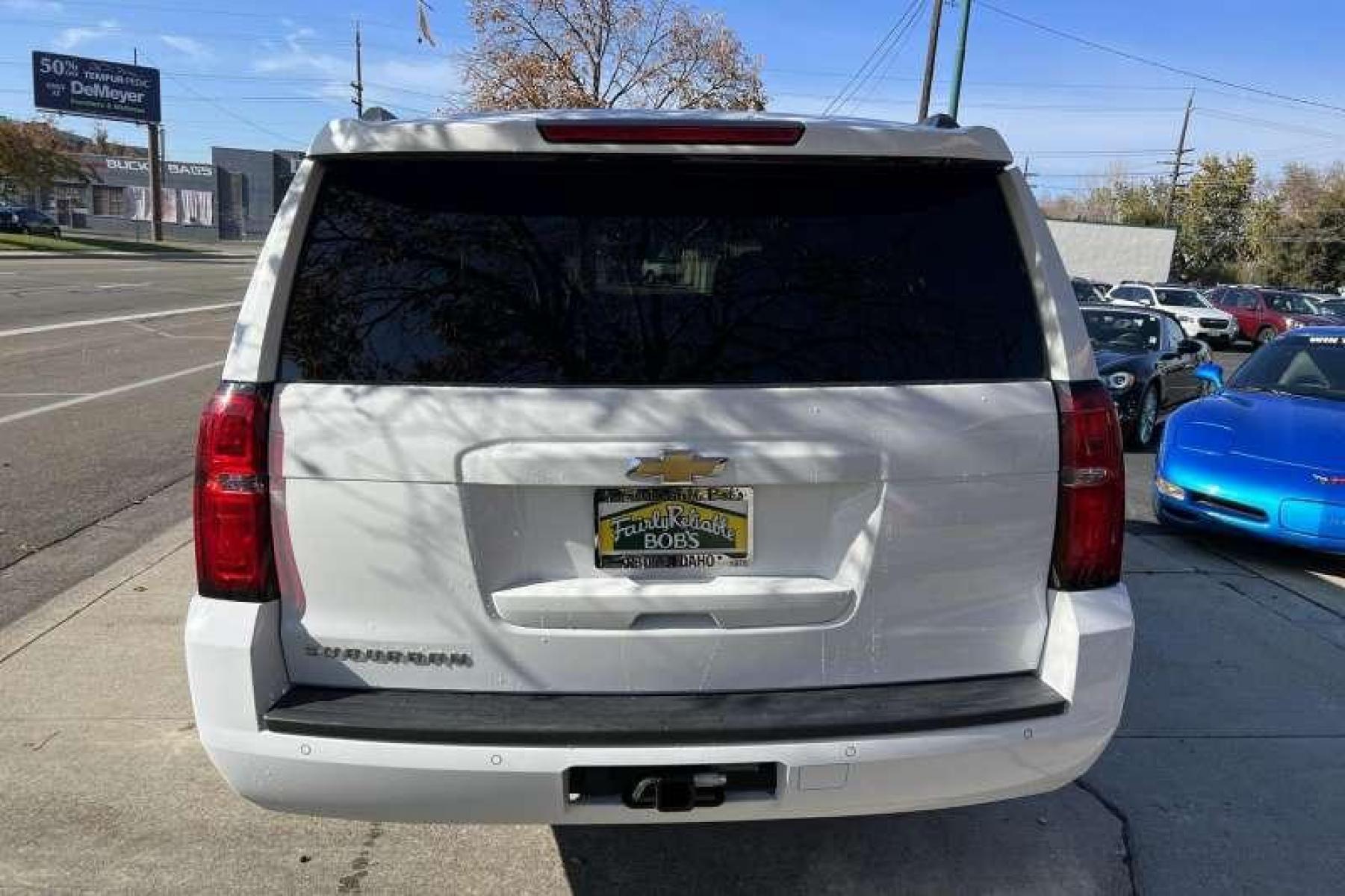 2016 White /Black Chevrolet Suburban LT (1GNSKHKC7GR) with an V8 5.3 Liter engine, Automatic transmission, located at 2304 W. Main St., Boise, ID, 83702, (208) 342-7777, 43.622105, -116.218658 - Financing Available O.A.C. - Photo #3