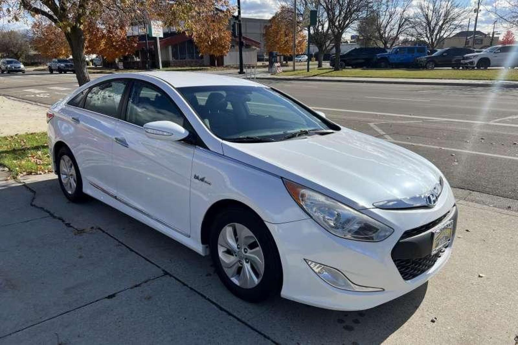 2014 White /Gray Hyundai Sonata Hybrid (KMHEC4A45EA) with an 4 Cyl 2.4 Liter Hybrid engine, Automatic transmission, located at 2304 W. Main St., Boise, ID, 83702, (208) 342-7777, 43.622105, -116.218658 - Financing Available O.A.C. - Photo #2