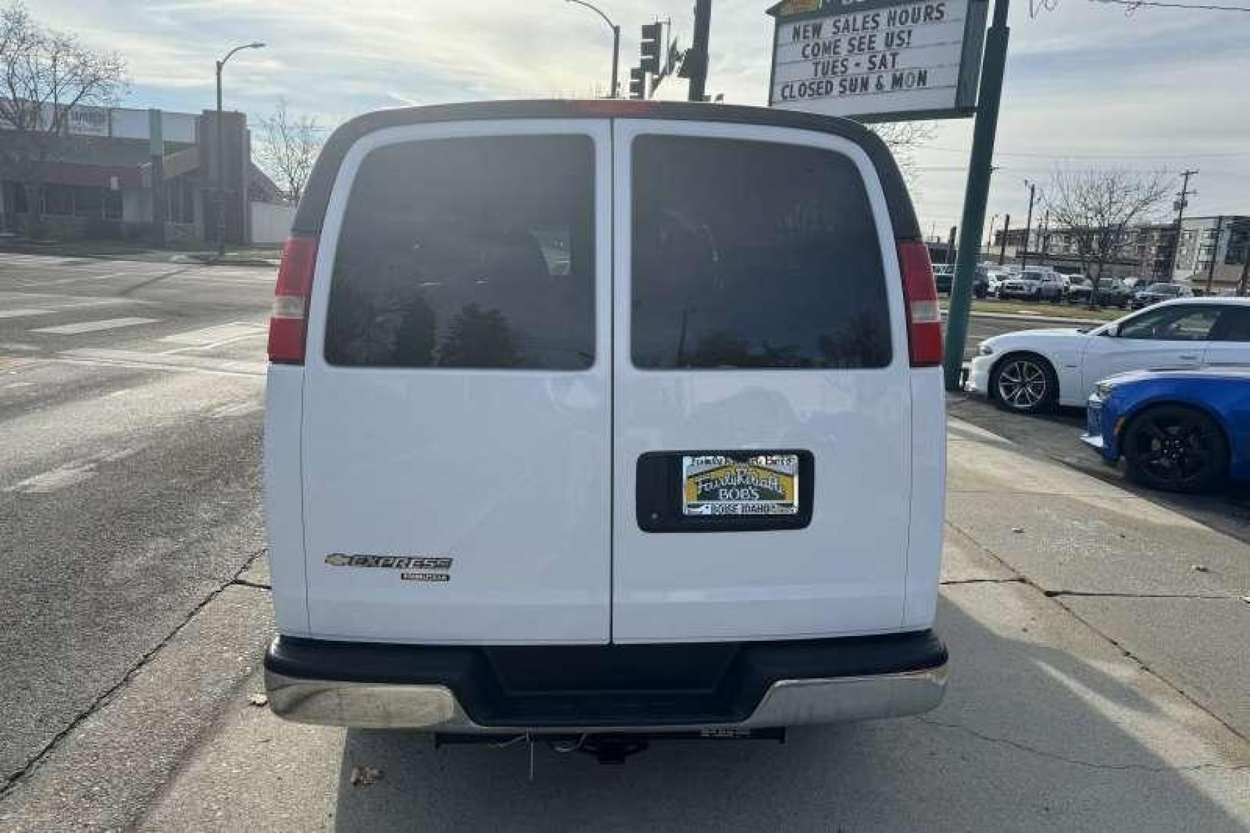 2014 Summit White /Gray Chevrolet Express 3500 LT (1GAZG1FA6E1) with an V8 4.8 Liter engine, Automatic transmission, located at 2304 W. Main St., Boise, ID, 83702, (208) 342-7777, 43.622105, -116.218658 - 15 Passenger! Great Condition! Haul Everybody! - Photo #2