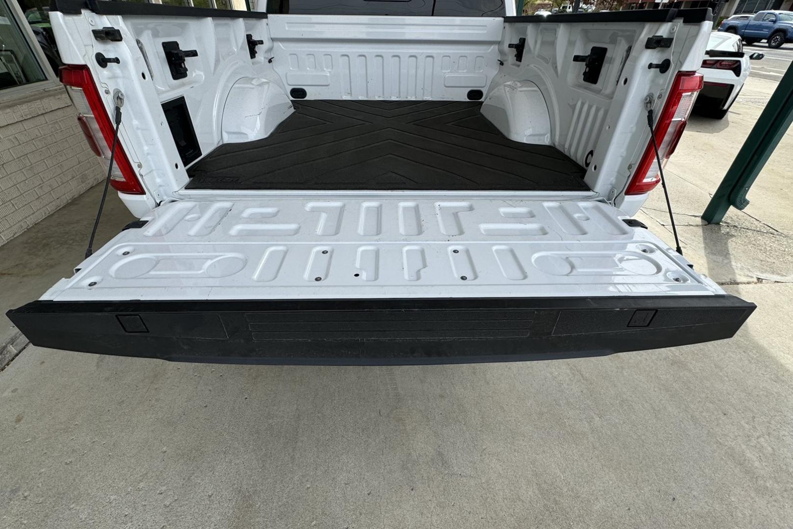 2021 Oxford White /Black FORD F-150 Lariat (1FTFW1E85MF) with an 3.5L V6 ECOBOOST engine, ELECTRONIC 10-SPEED AUTOMATIC transmission, located at 2304 W. Main St., Boise, ID, 83702, (208) 342-7777, 43.622105, -116.218658 - 2021 FORD - Photo#21