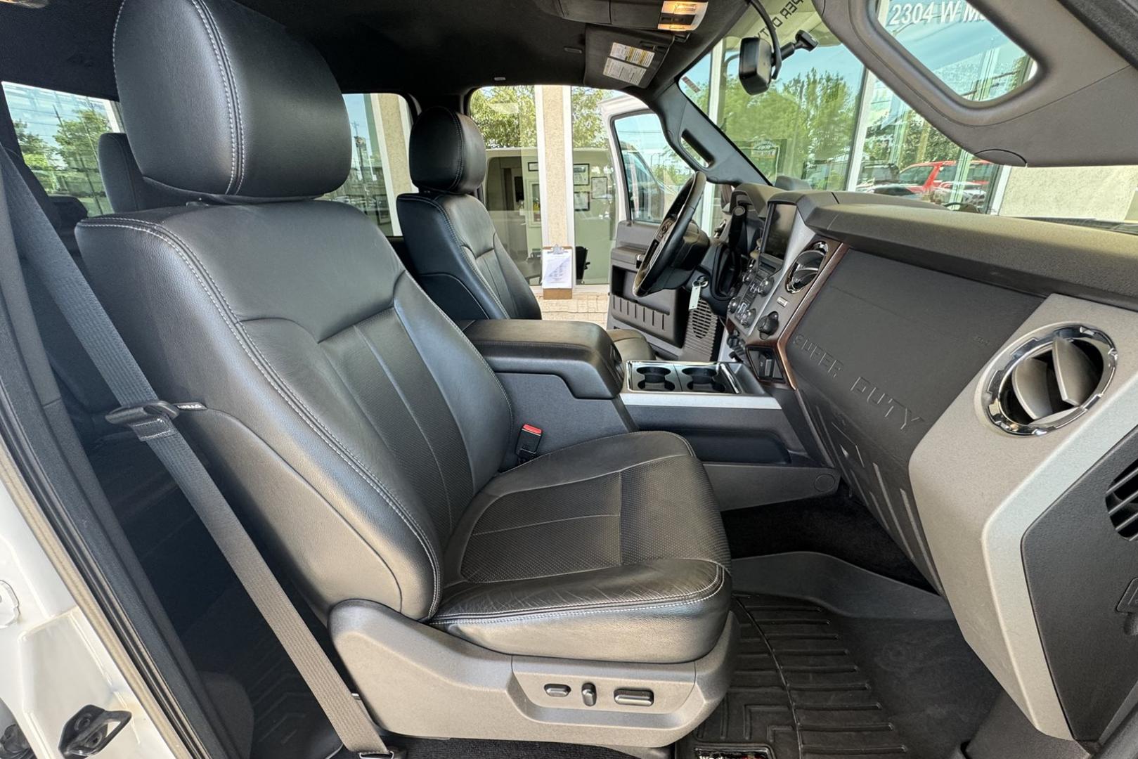2013 White Platinum Metallic Tri-Coat /Black Ford F-350 SD Lariat (1FT8W3BT5DE) with an V8 6.7 Liter Turbo Diesel engine, Automatic 6 Speed transmission, located at 2304 W. Main St., Boise, ID, 83702, (208) 342-7777, 43.622105, -116.218658 - Photo#19