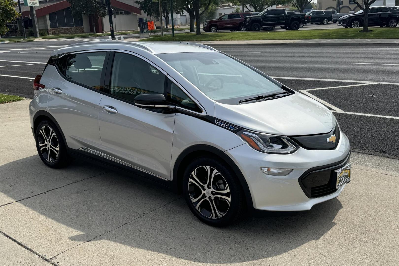 2018 Silver Ice Metallic /Dark Galvanized Gray Chevrolet Bolt Premier Premier (1G1FX6S06J4) with an 60 kWh engine, Automatic transmission, located at 2304 W. Main St., Boise, ID, 83702, (208) 342-7777, 43.622105, -116.218658 - Photo#1