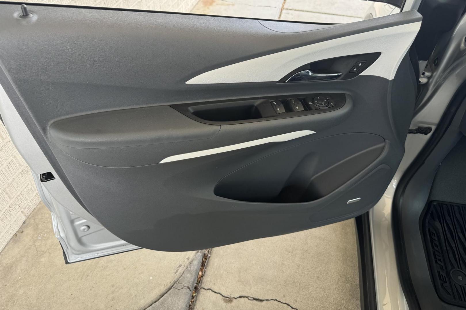 2018 Silver Ice Metallic /Dark Galvanized Gray Chevrolet Bolt Premier Premier (1G1FX6S06J4) with an 60 kWh engine, Automatic transmission, located at 2304 W. Main St., Boise, ID, 83702, (208) 342-7777, 43.622105, -116.218658 - Photo#9