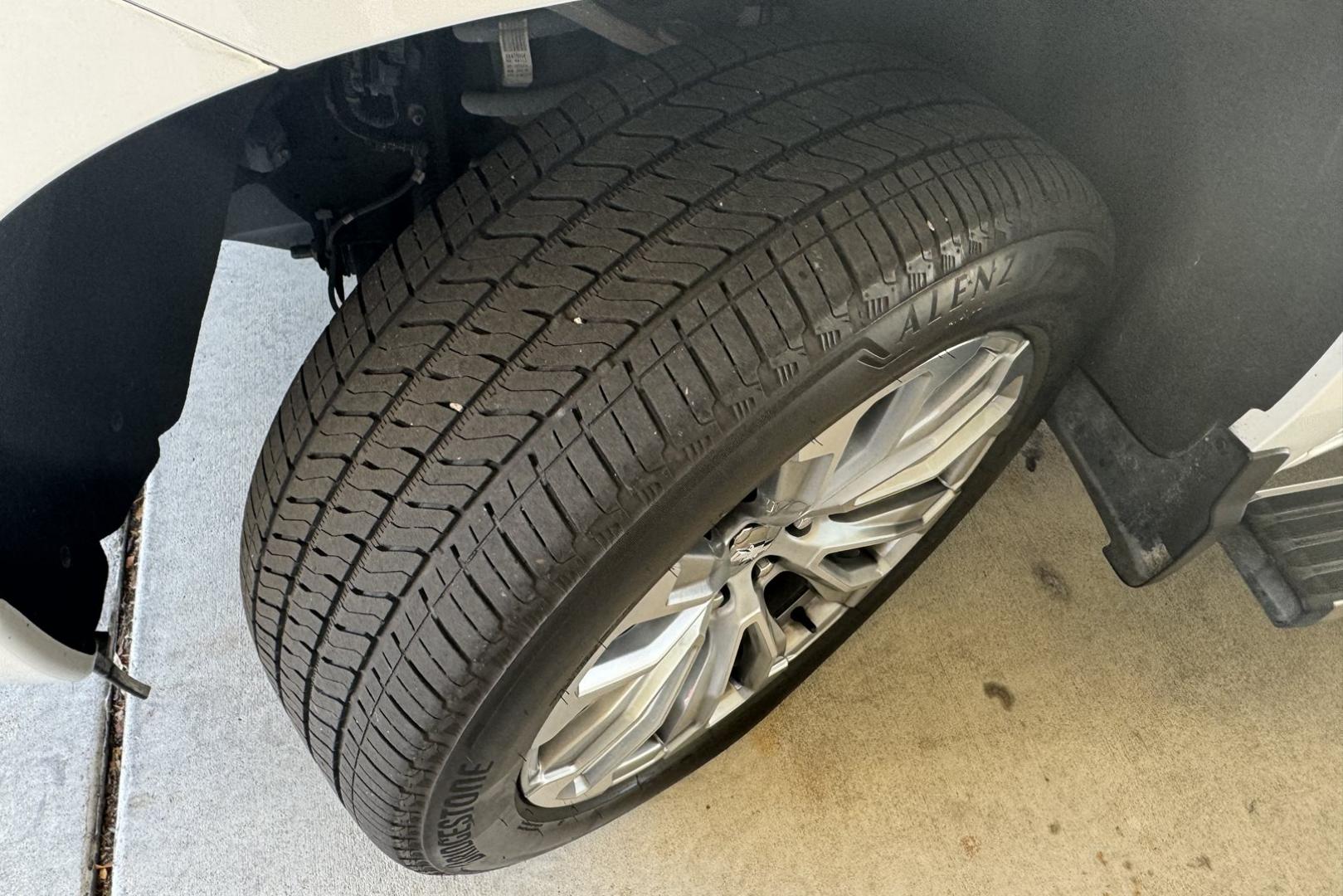 2022 Iridescent Pearl Tricoat /Jet Black/Nightshift Blue Chevrolet Silverado 1500 High Country High Country (3GCUDJEL6NG) with an V8 6.2 Liter engine, Automatic 10 Speed transmission, located at 2304 W. Main St., Boise, ID, 83702, (208) 342-7777, 43.622105, -116.218658 - One Owner Idaho Truck! - Photo#19