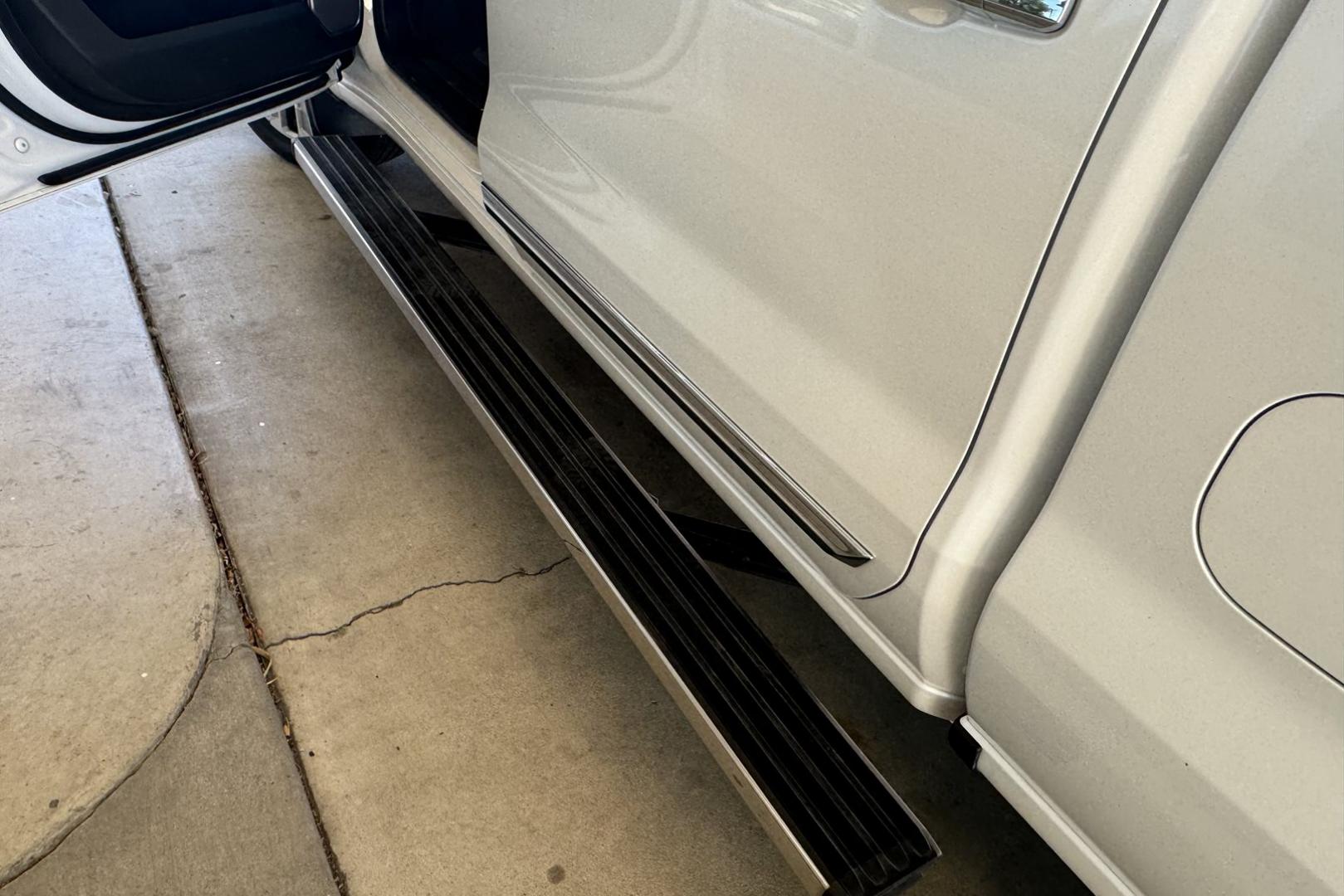 2022 Iridescent Pearl Tricoat /Jet Black/Nightshift Blue Chevrolet Silverado 1500 High Country High Country (3GCUDJEL6NG) with an V8 6.2 Liter engine, Automatic 10 Speed transmission, located at 2304 W. Main St., Boise, ID, 83702, (208) 342-7777, 43.622105, -116.218658 - One Owner Idaho Truck! - Photo#21