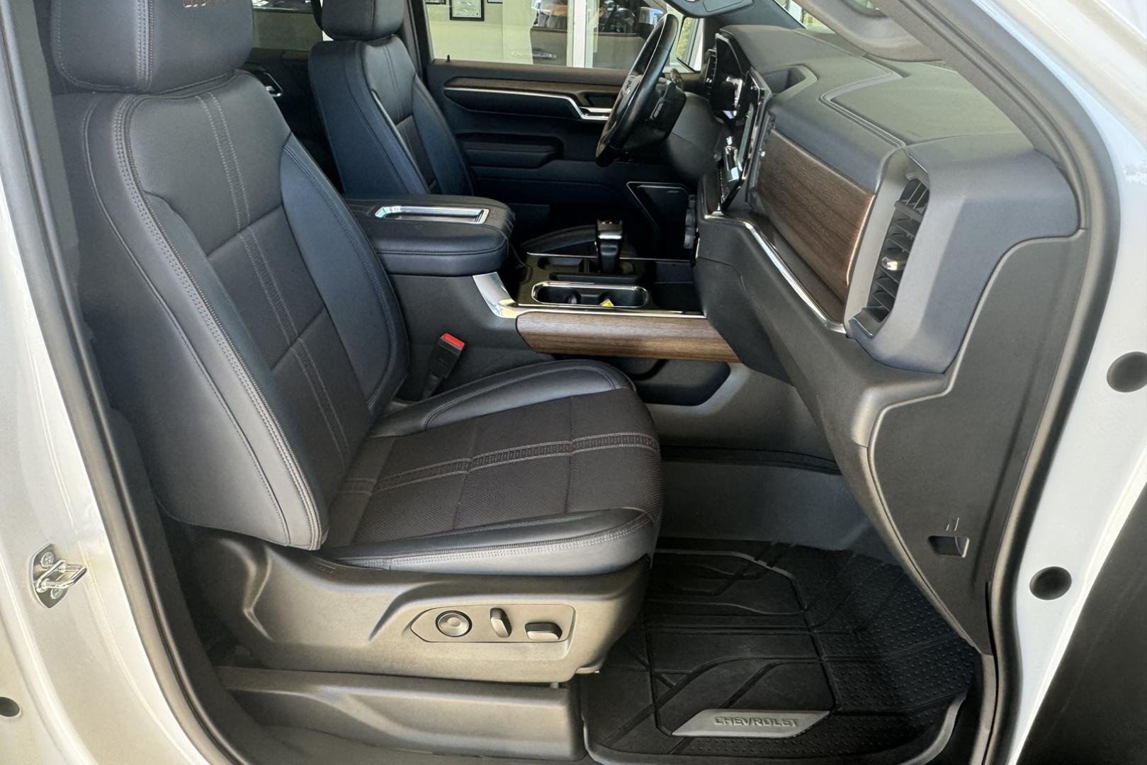 2022 Iridescent Pearl Tricoat /Jet Black/Nightshift Blue Chevrolet Silverado 1500 High Country High Country (3GCUDJEL6NG) with an V8 6.2 Liter engine, Automatic 10 Speed transmission, located at 2304 W. Main St., Boise, ID, 83702, (208) 342-7777, 43.622105, -116.218658 - One Owner Idaho Truck! - Photo#25