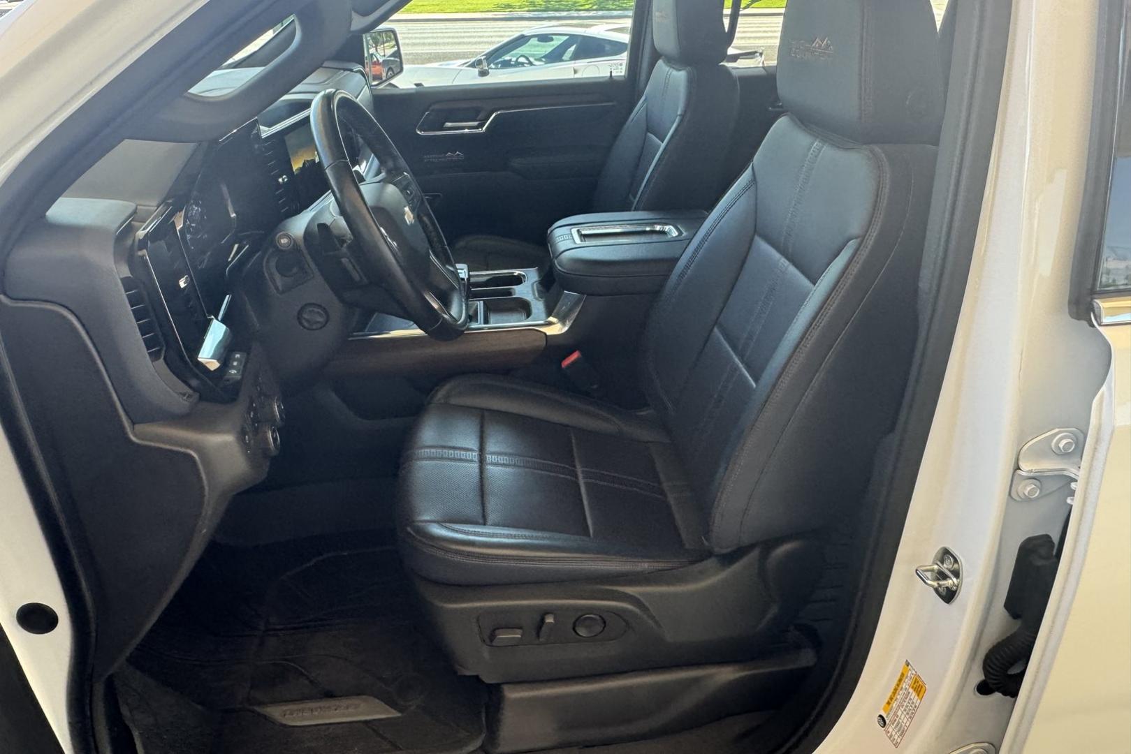 2022 Iridescent Pearl Tricoat /Jet Black/Nightshift Blue Chevrolet Silverado 1500 High Country High Country (3GCUDJEL6NG) with an V8 6.2 Liter engine, Automatic 10 Speed transmission, located at 2304 W. Main St., Boise, ID, 83702, (208) 342-7777, 43.622105, -116.218658 - One Owner Idaho Truck! - Photo#9