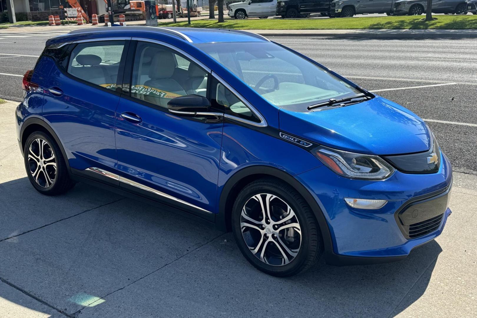 2018 Kinetic Blue Metallic /Light Ash Gray/Ceramic White Chevrolet Bolt Premier Premier (1G1FX6S07J4) with an 60 kWh engine, Automatic transmission, located at 2304 W. Main St., Boise, ID, 83702, (208) 342-7777, 43.622105, -116.218658 - Remaining Factory Battery Warranty Until July of 2032 or 146,672 Miles! New Tires Too! - Photo#2