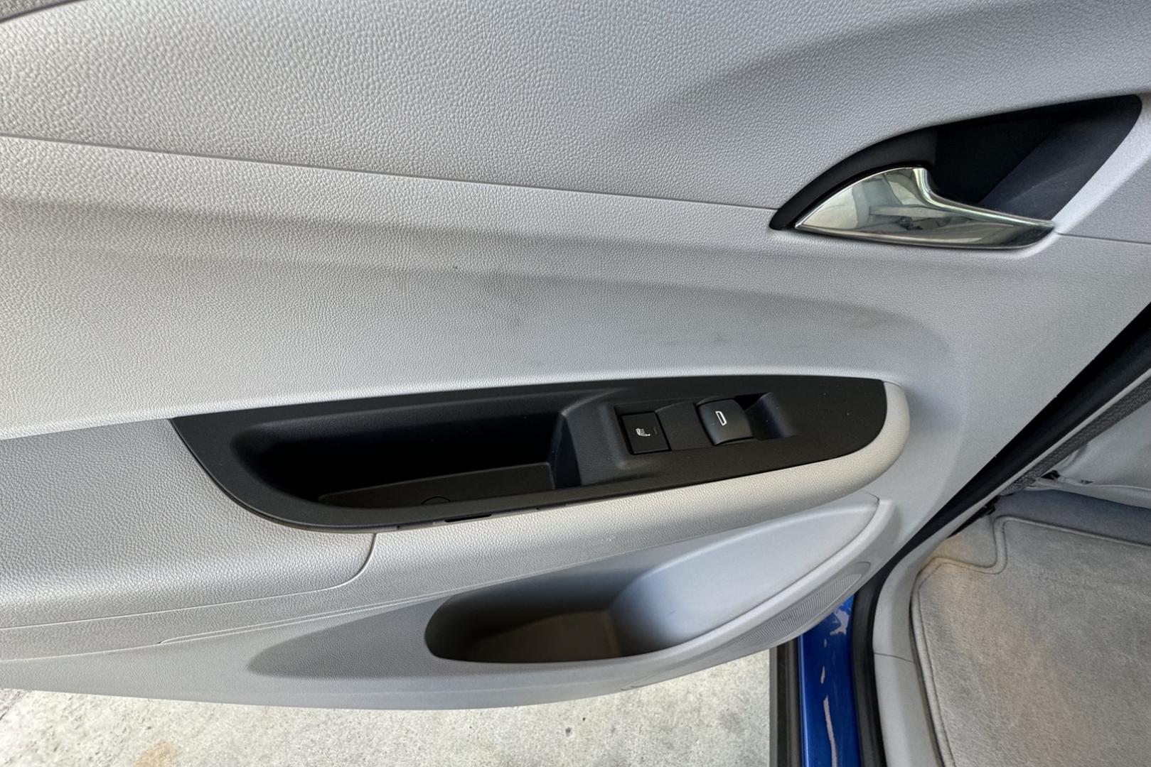 2018 Kinetic Blue Metallic /Light Ash Gray/Ceramic White Chevrolet Bolt Premier Premier (1G1FX6S07J4) with an 60 kWh engine, Automatic transmission, located at 2304 W. Main St., Boise, ID, 83702, (208) 342-7777, 43.622105, -116.218658 - Remaining Factory Battery Warranty Until July of 2032 or 146,672 Miles! New Tires Too! - Photo#12